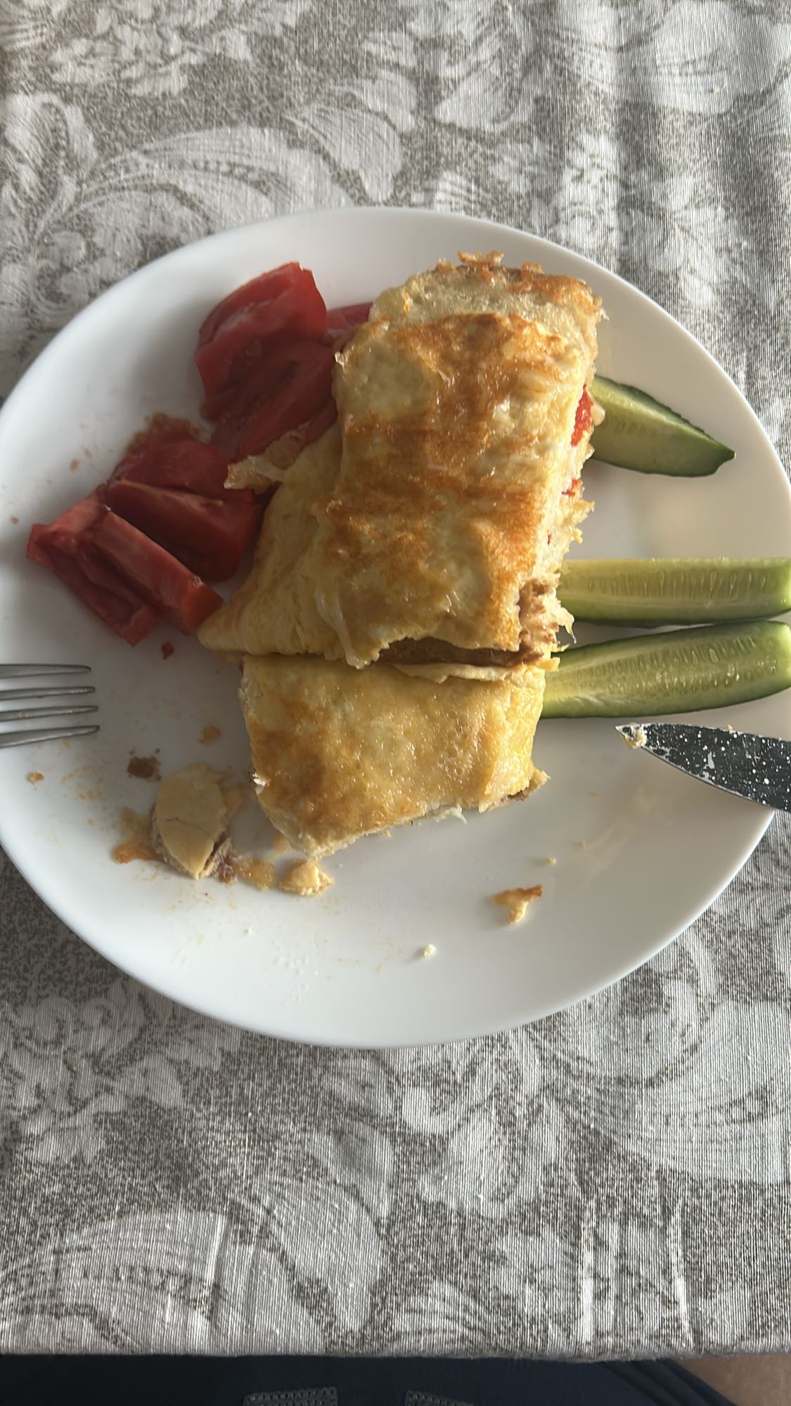 Oua cu legume, salam uscat, mozzarella si paine toast