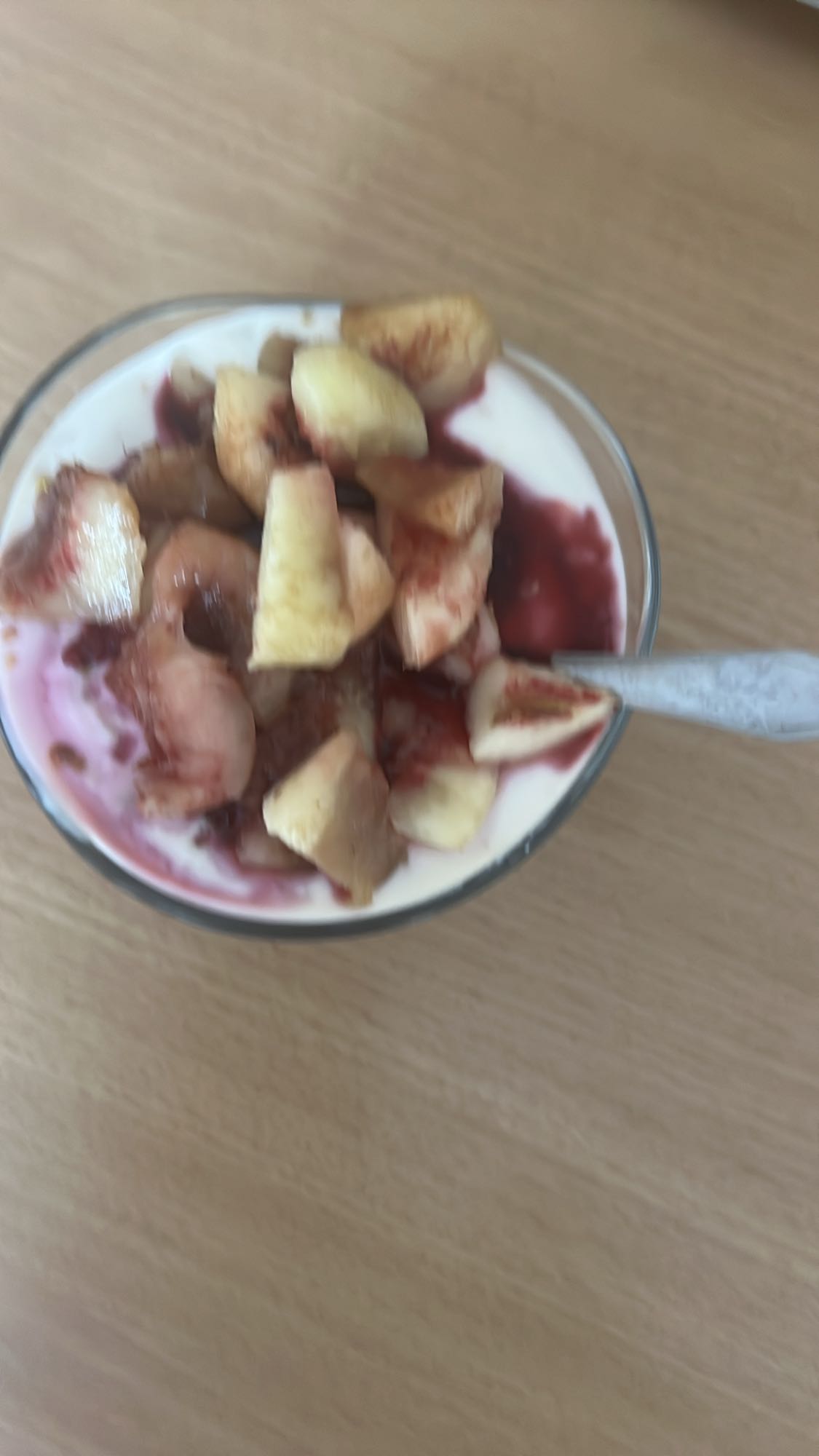 Jogurt roślinny z owocami
