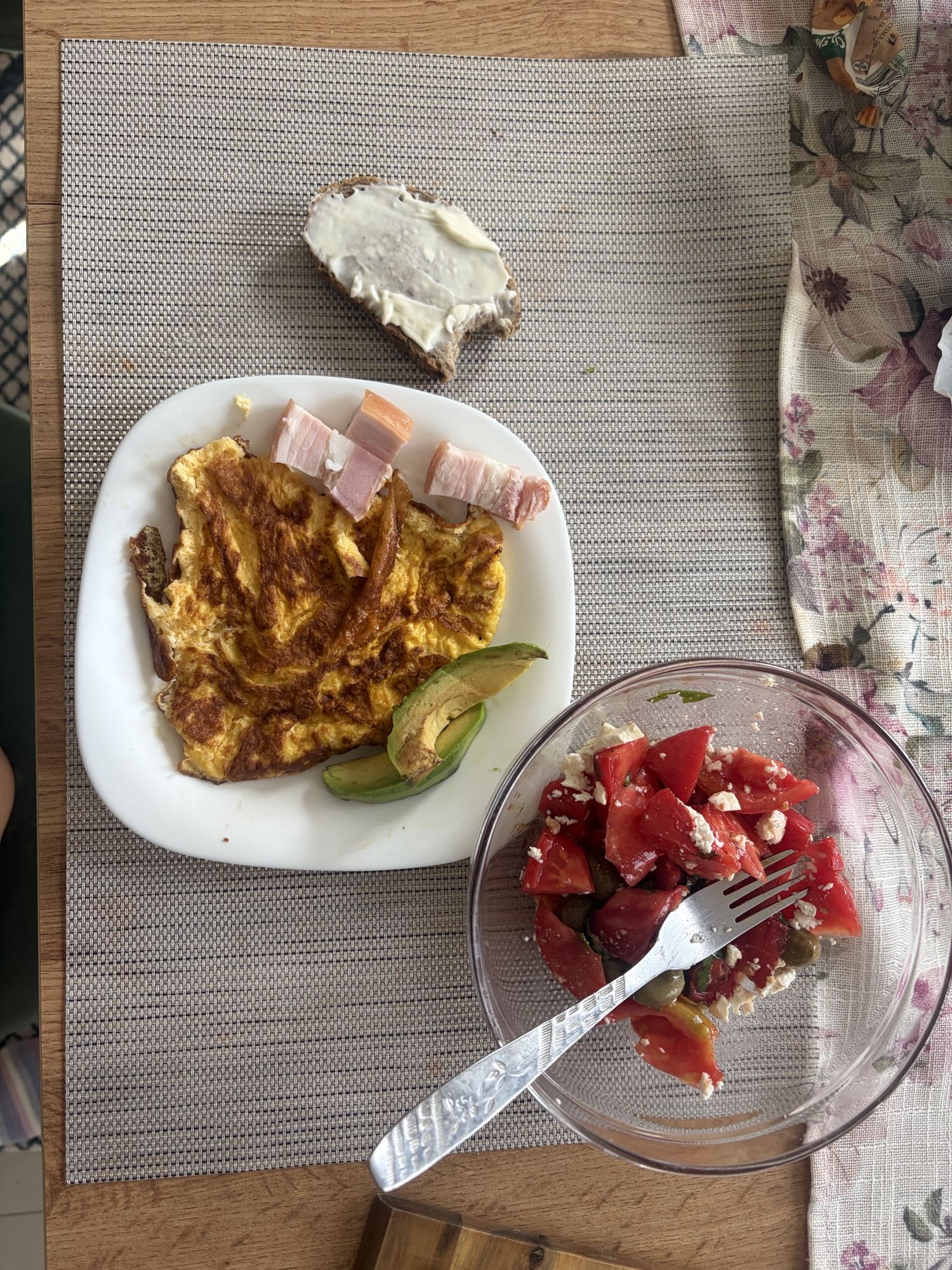 Omletă cu salată