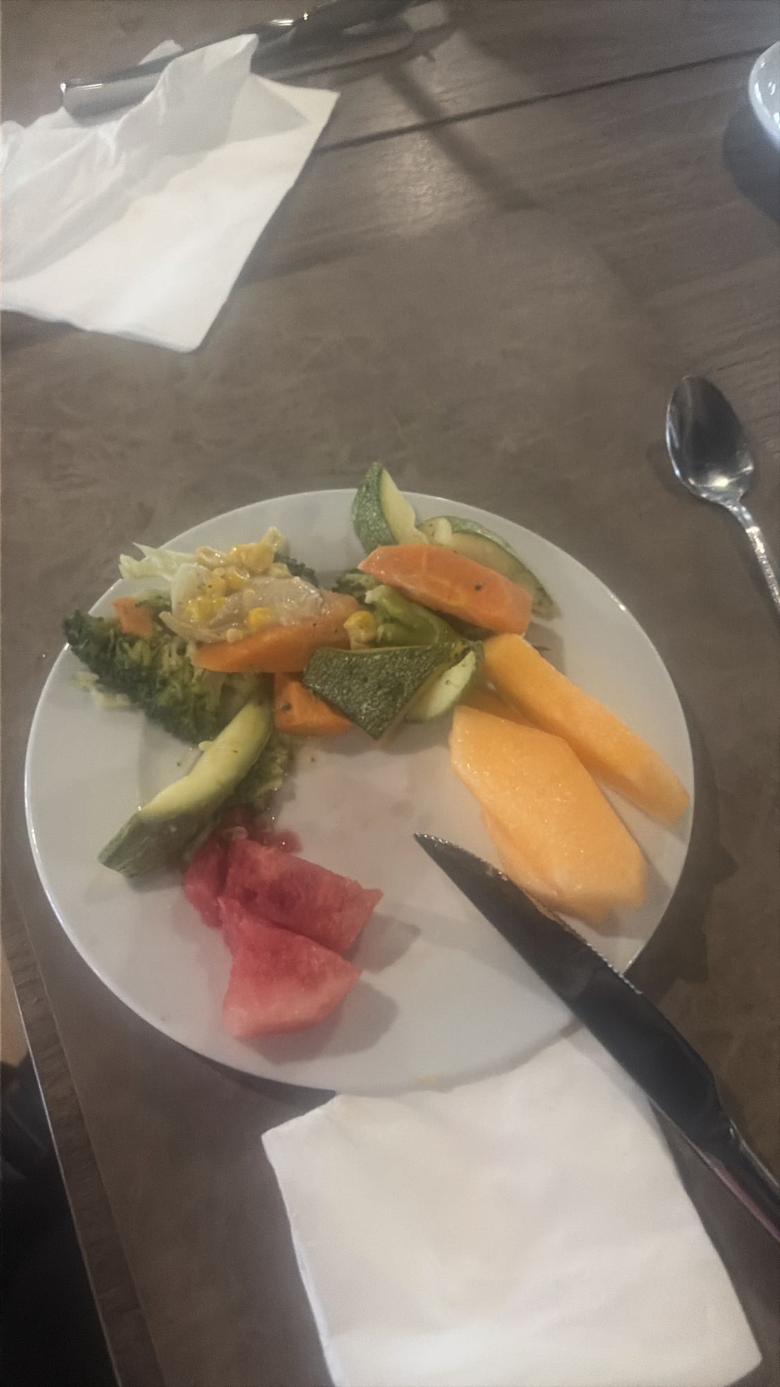 plato de frutas y verduras