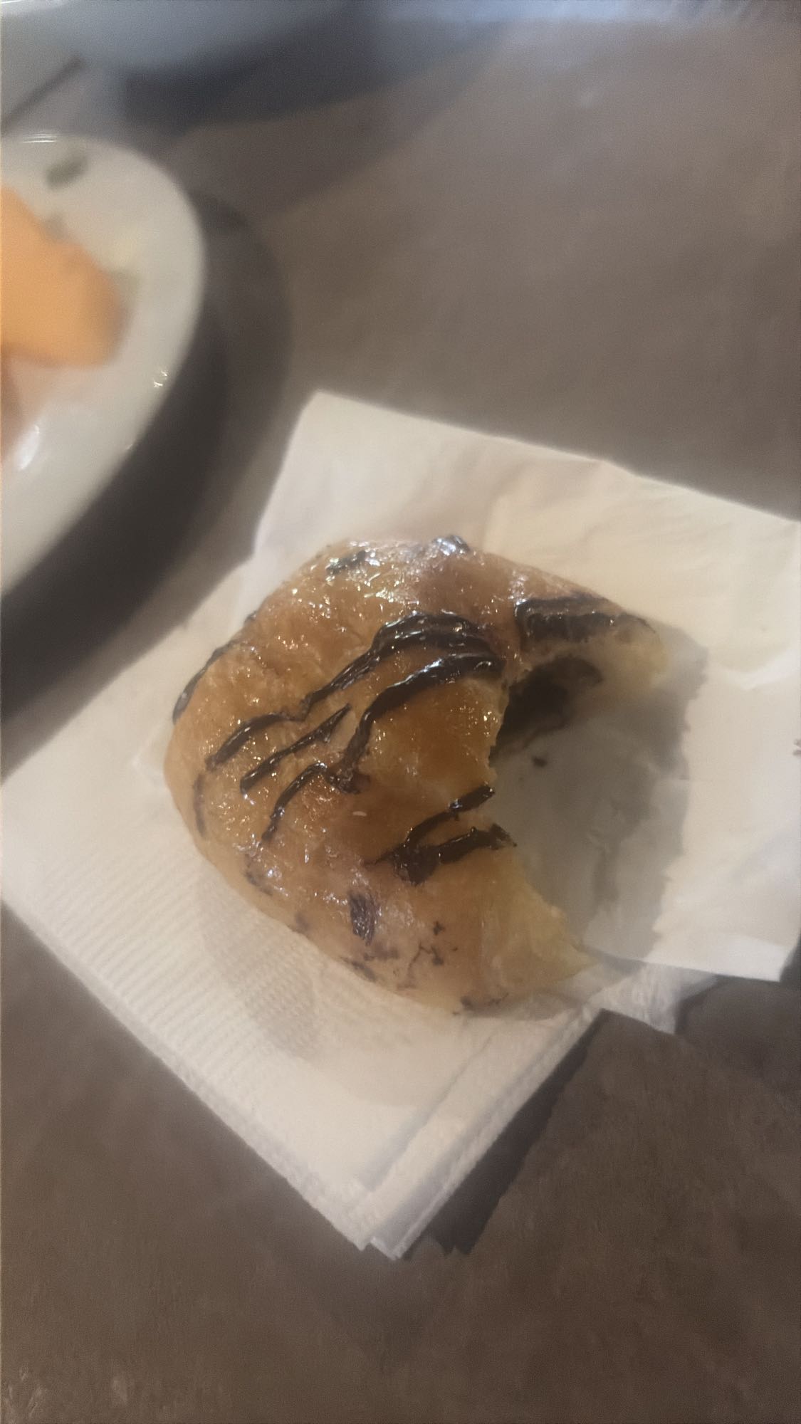dona glaseada con chocolate