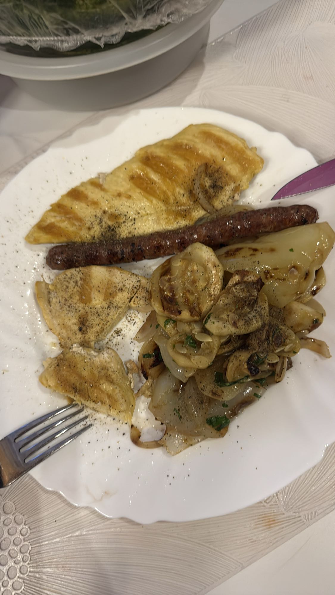 Piept de pui cu cârnat și legume la grătar