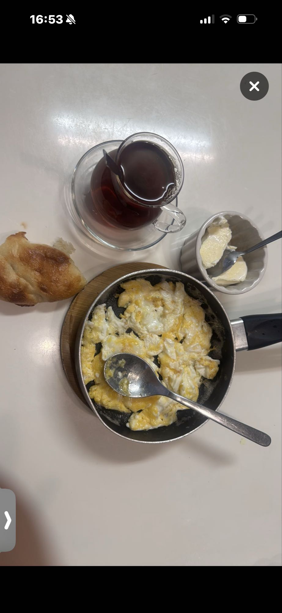 Äggröra med bröd och te