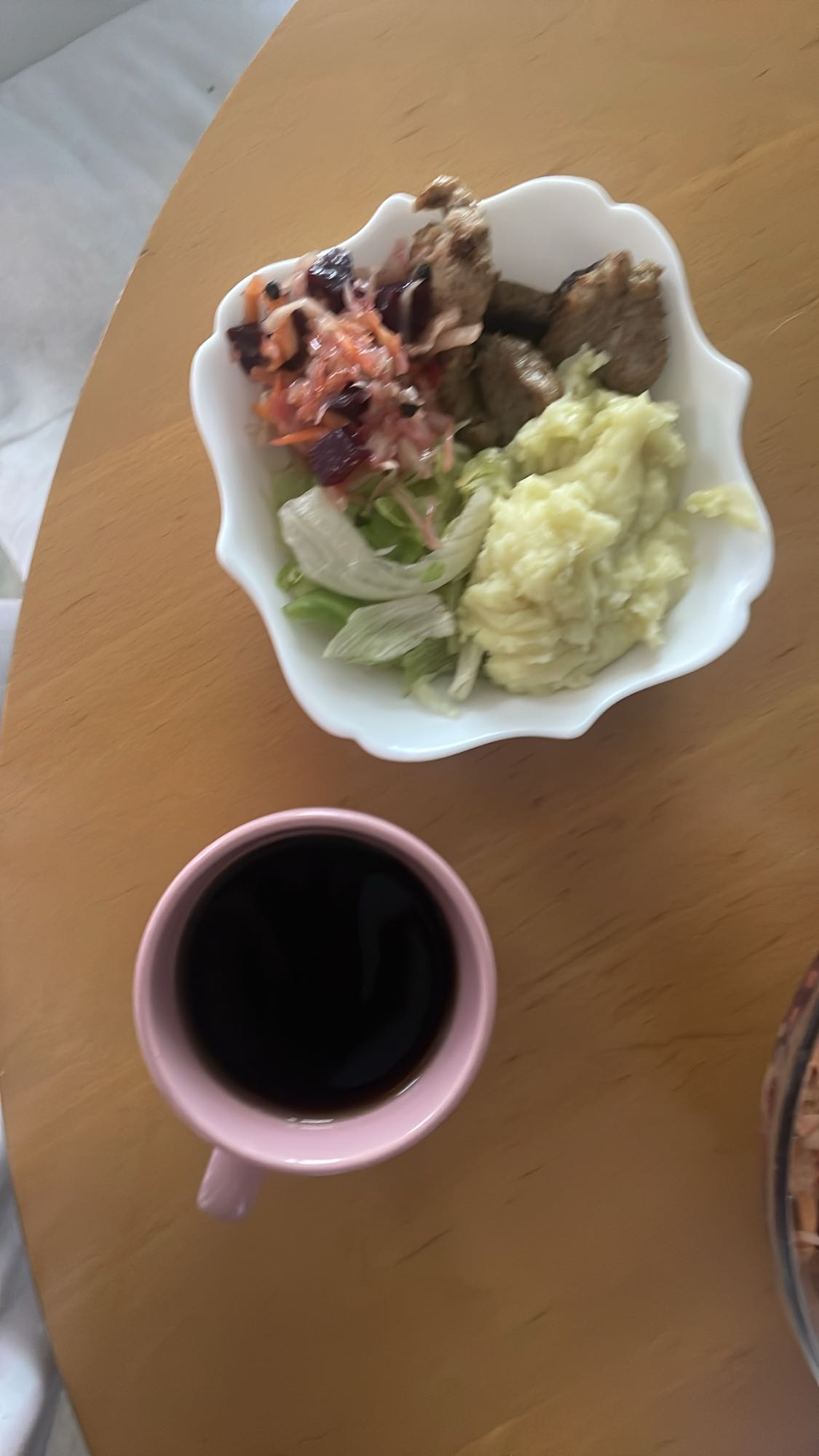 Пюре с мясом и салатом