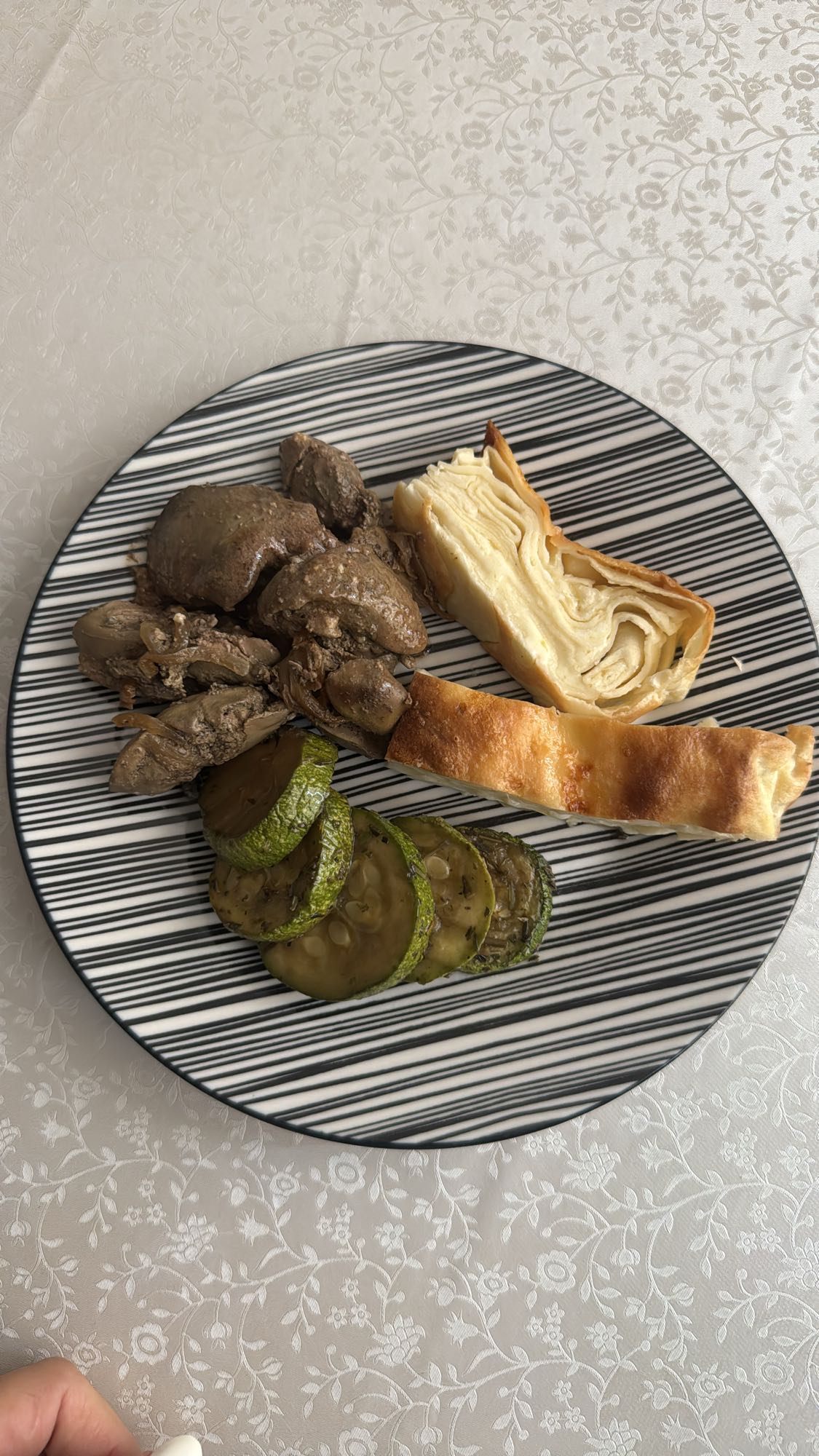 Печень с пирогом и кабачком