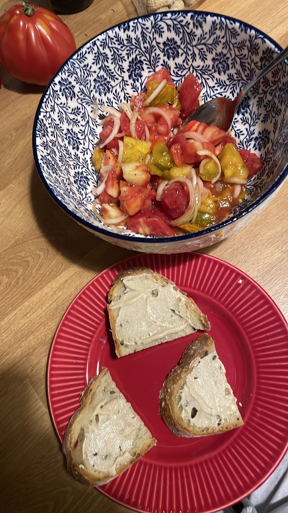 Sałatka z pomidorów i cebuli z chlebem orkiszowym i tahini