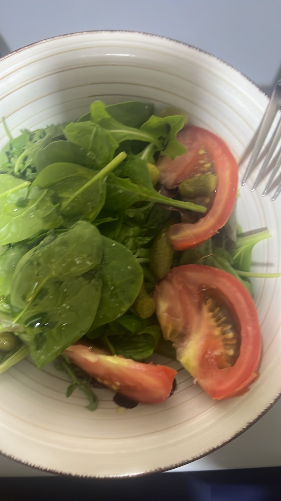 ensalada verde con tomate