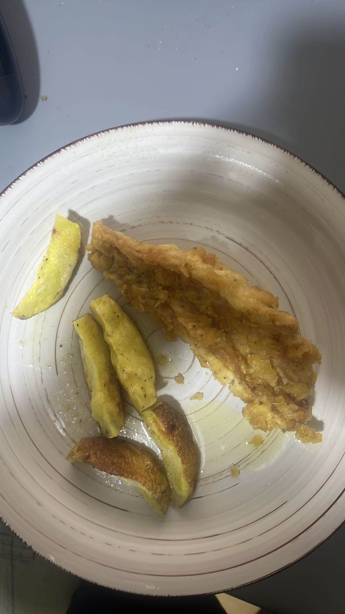 pescado frito con plátano
