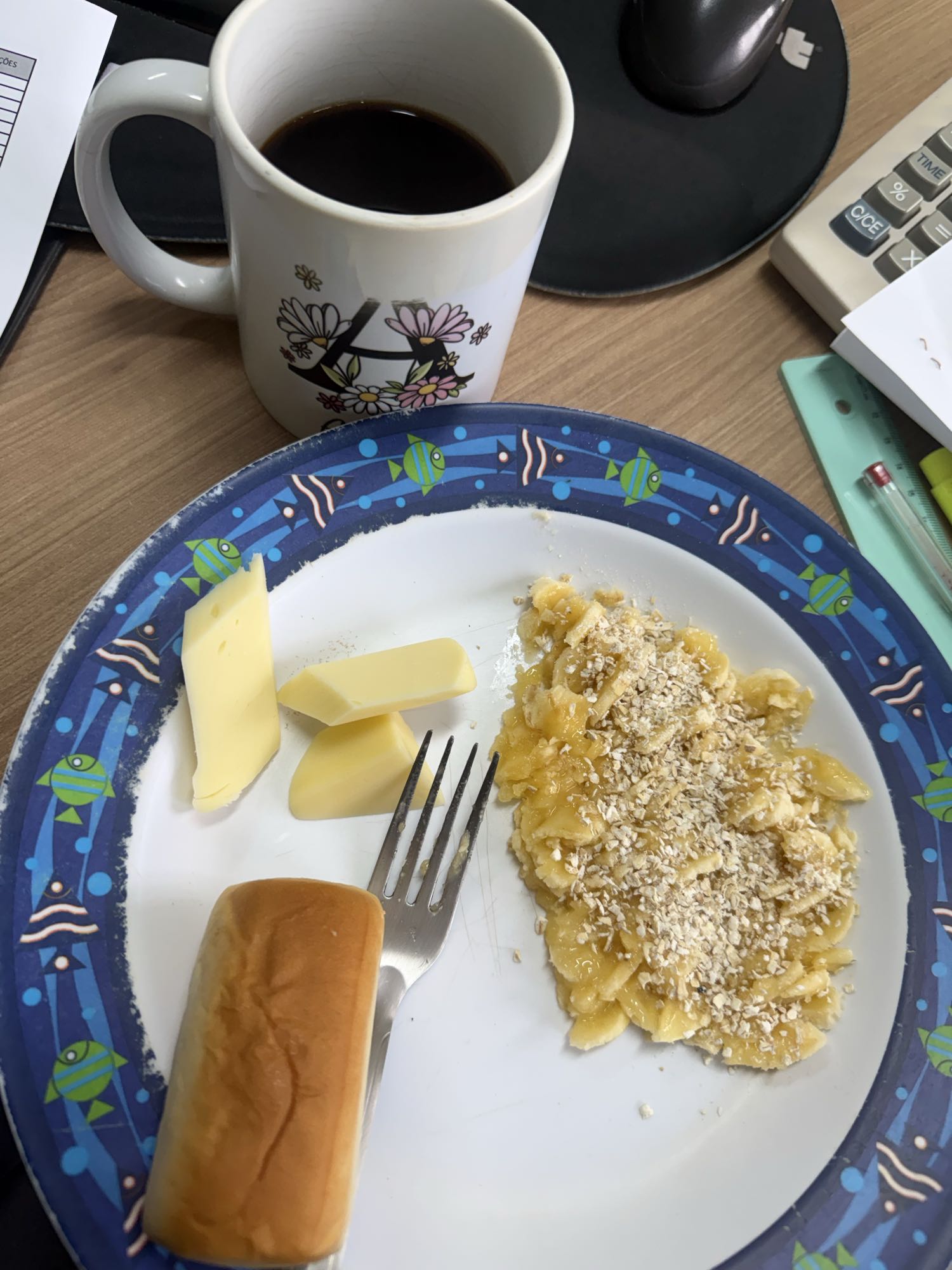 Café com pão e banana