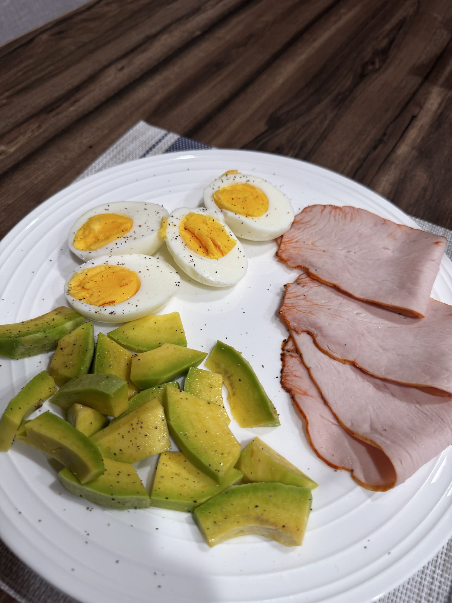 huevos con jamón y aguacate