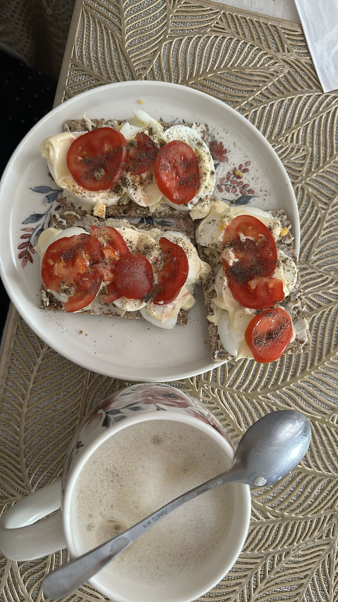 Wafle z jajkiem i pomidorem