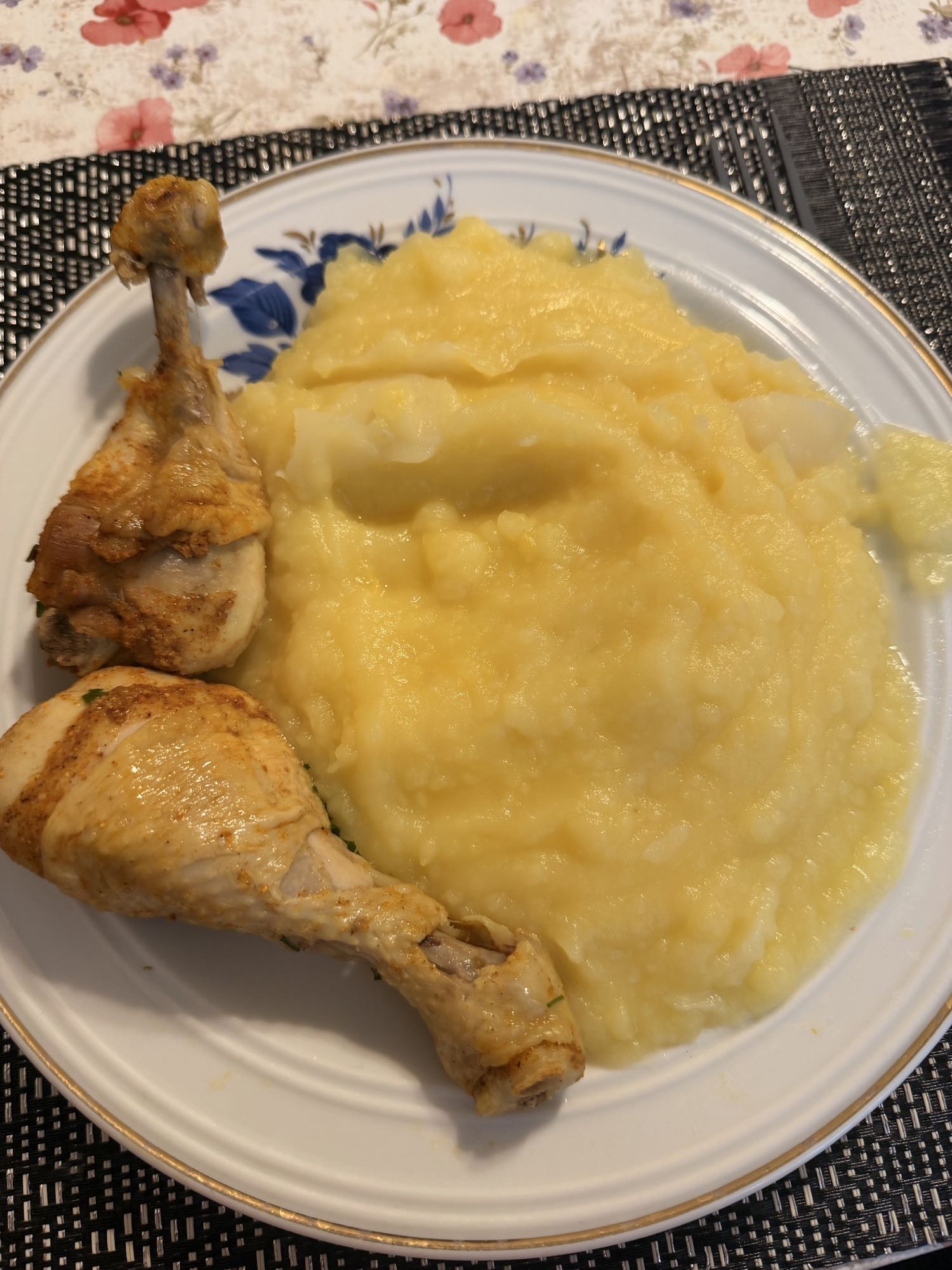 Piure cu pulpe inferioare de pui