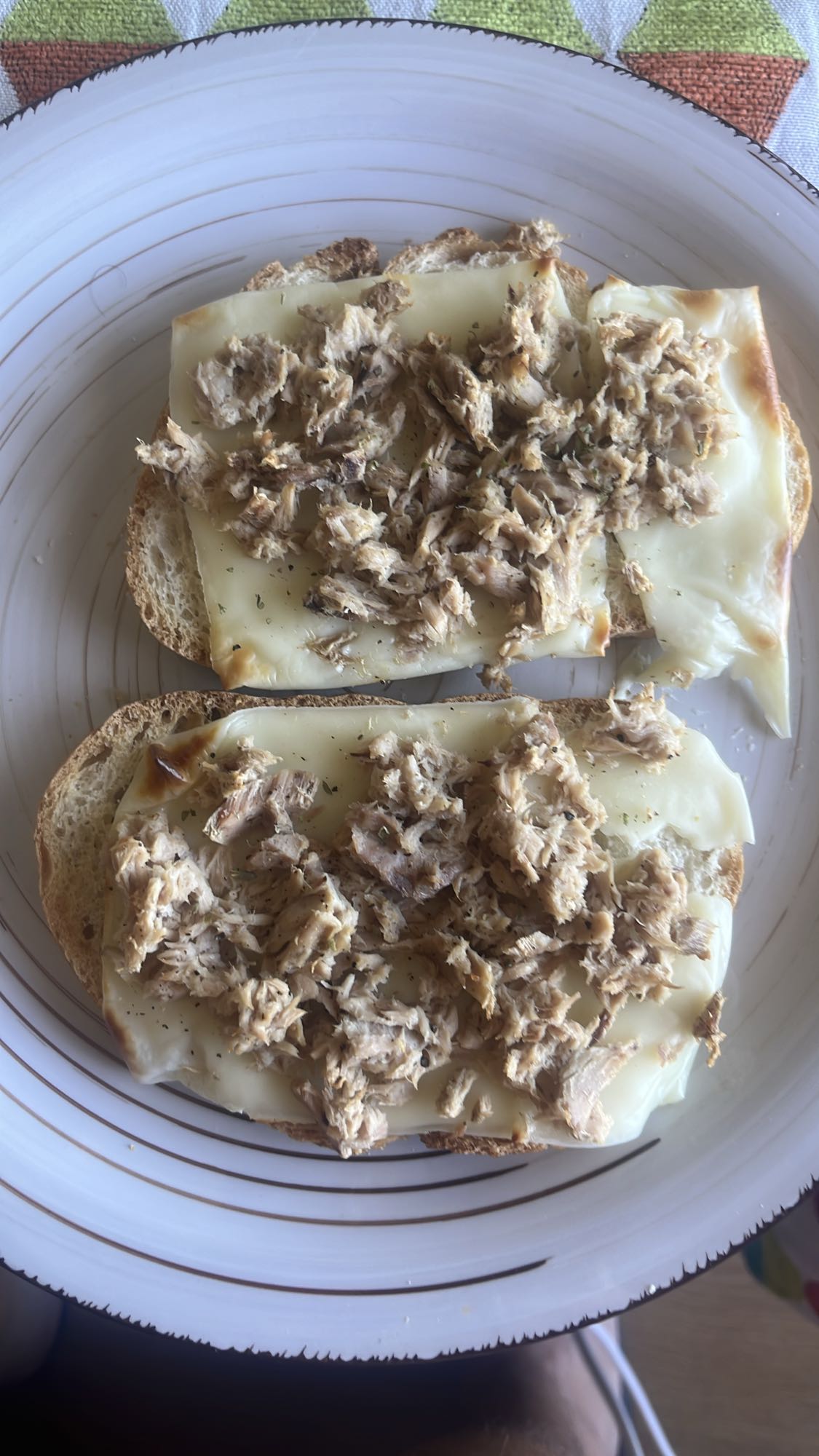 tostadas con queso y atun