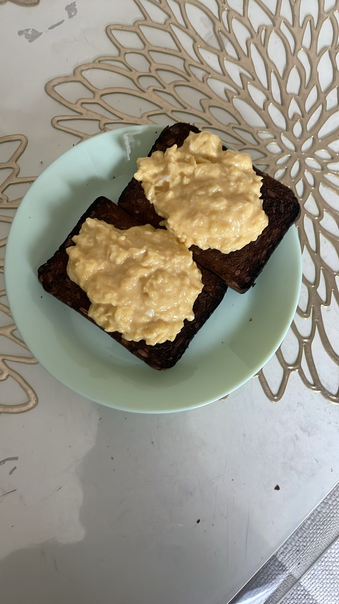 Äggröra på rostat bröd