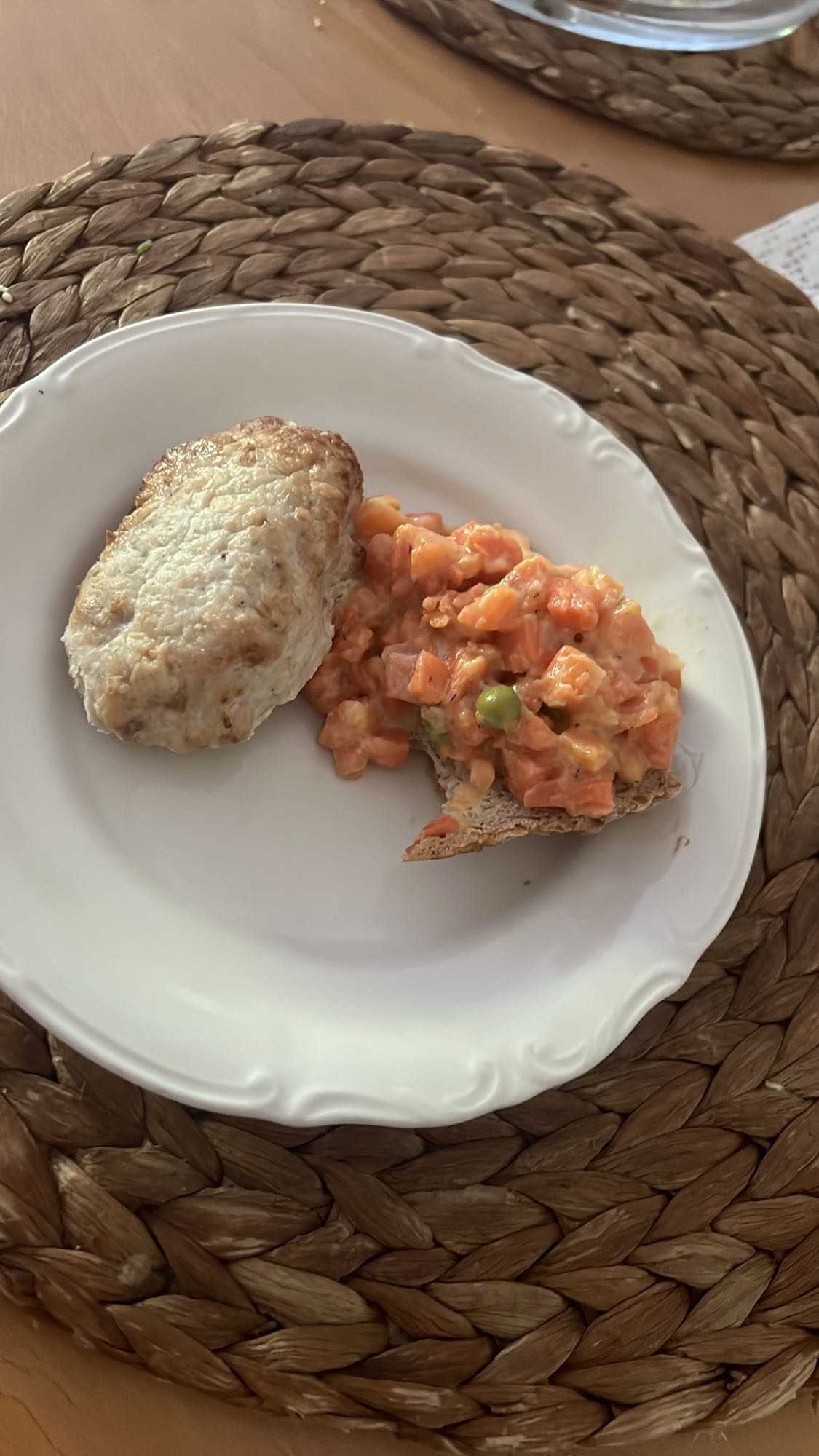 Kotlet z sałatką