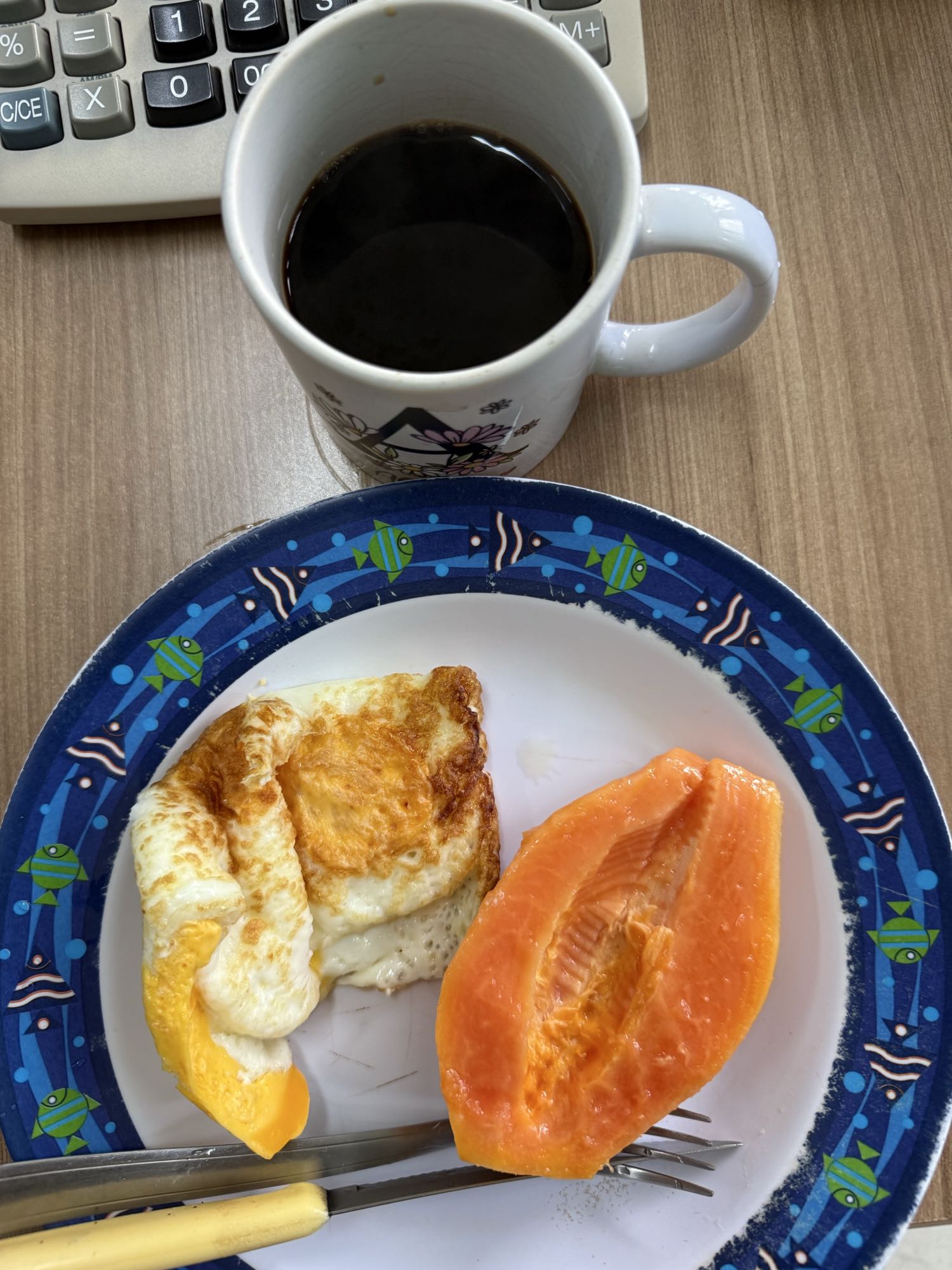 café com ovos e mamão