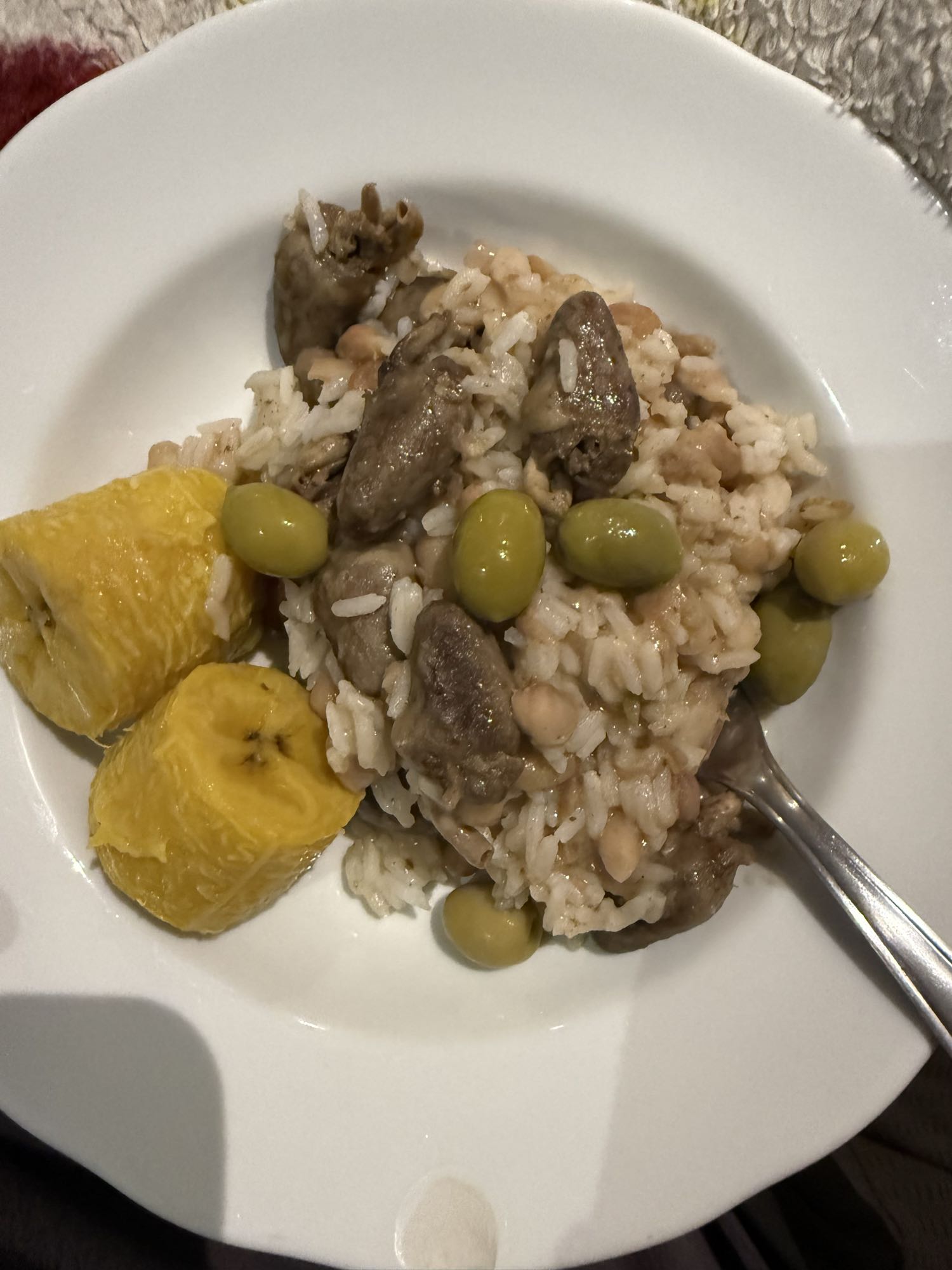 Arroz com feijão e fruta