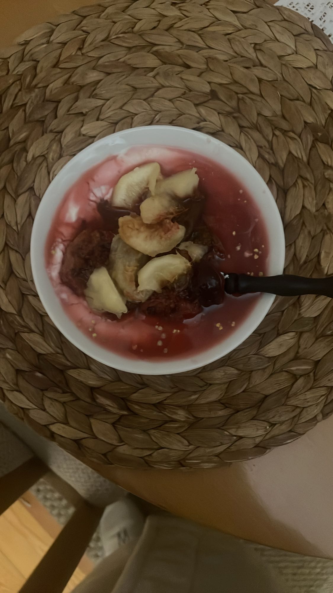 Jogurt z gotowanymi śliwkami i brzoskwiniami