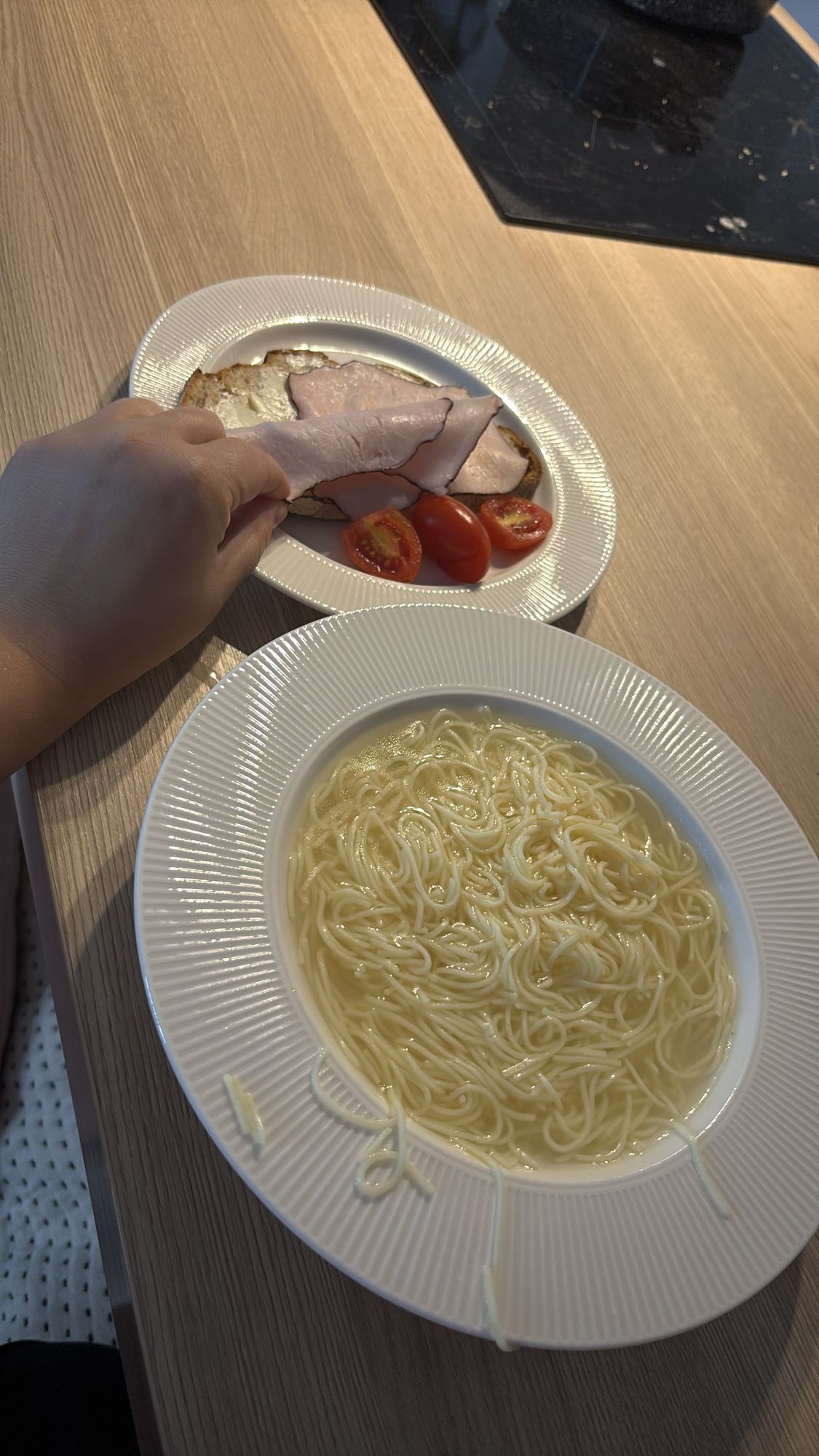 Rosół z makaronem i niedojedzona kanapka