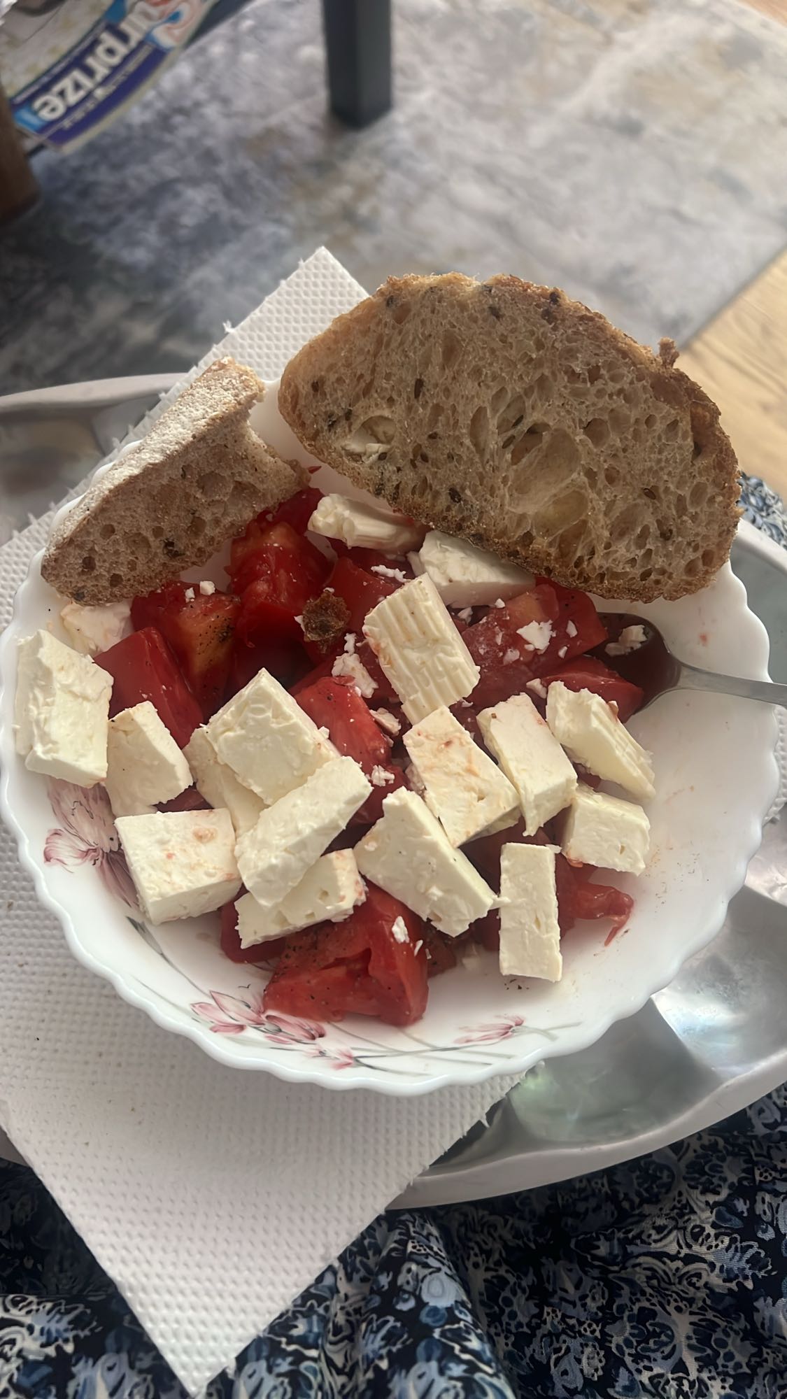 Salată cu brânză și pâine