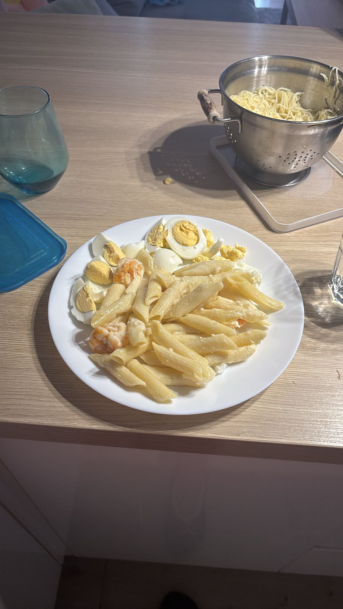 Makaron z krewetkami i jajkiem