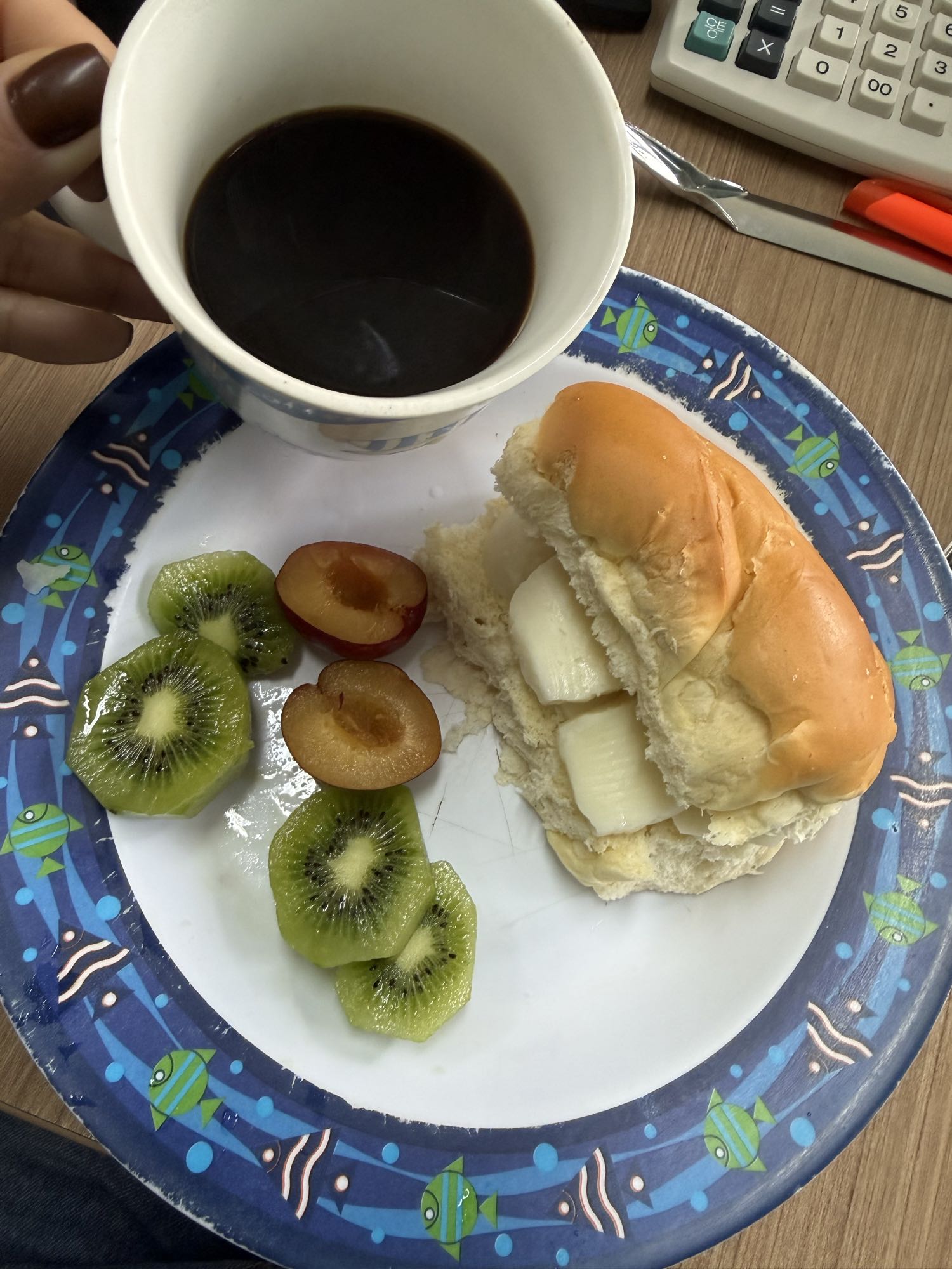 pão com queijo e frutas