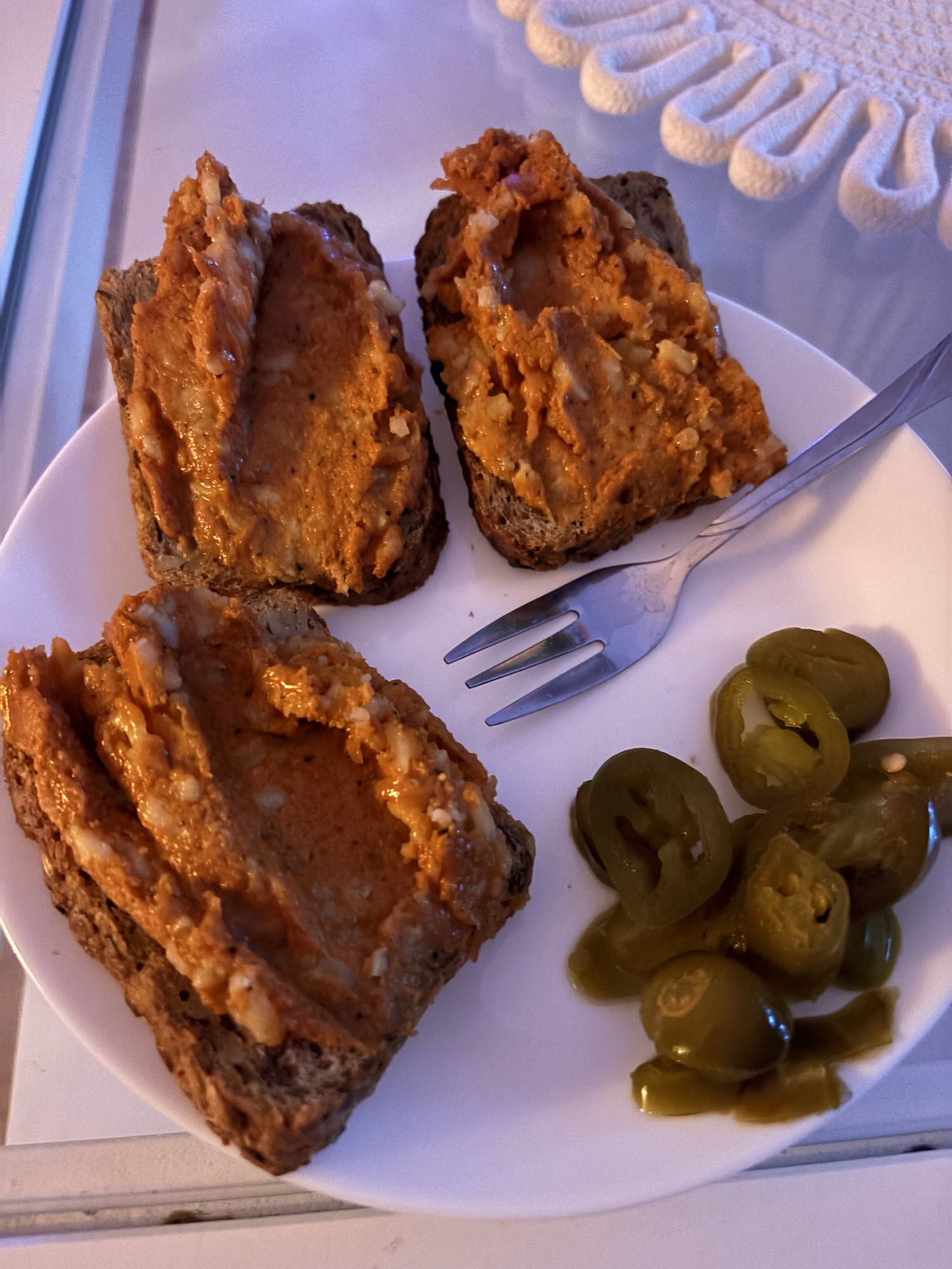 Grzanki z pastą i jalapeno
