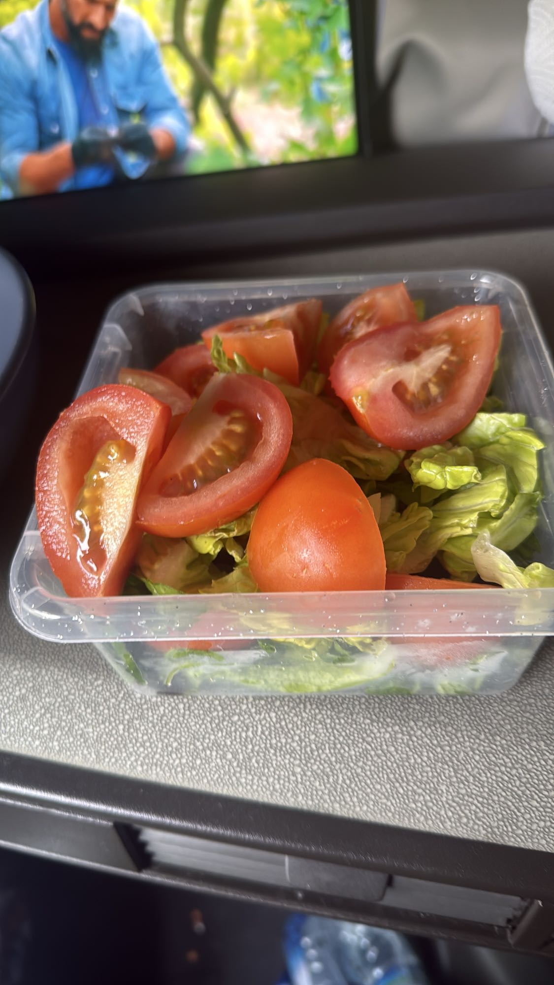 Sałatka z pomidorem, ogórkiem, sałatą lodową i oliwą