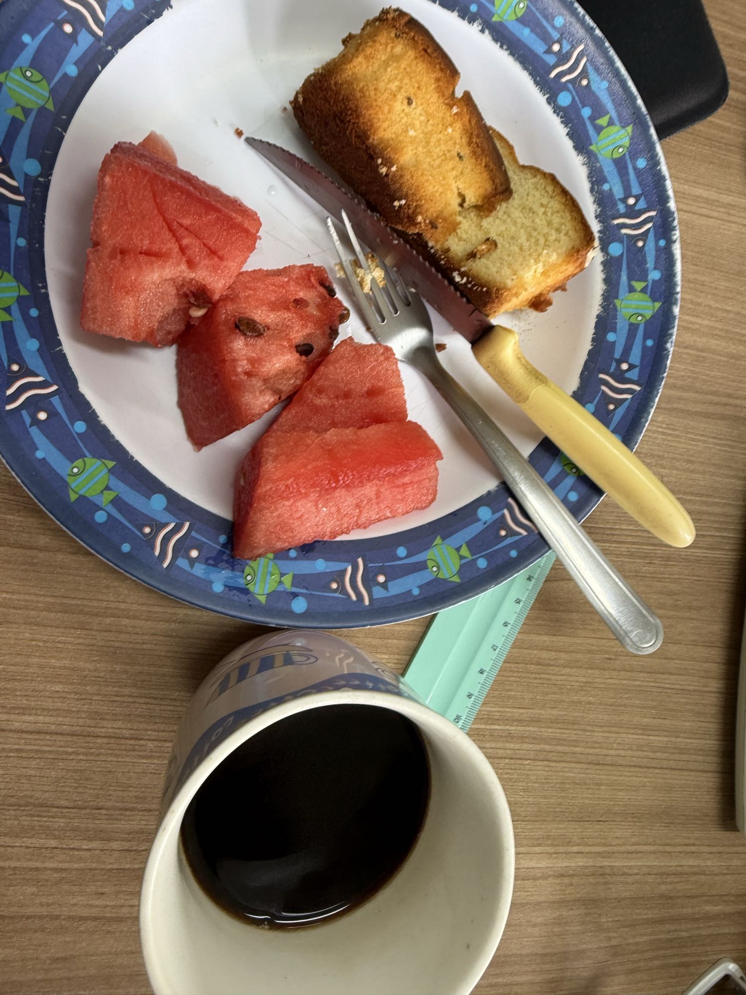 Bolo com melancia e café