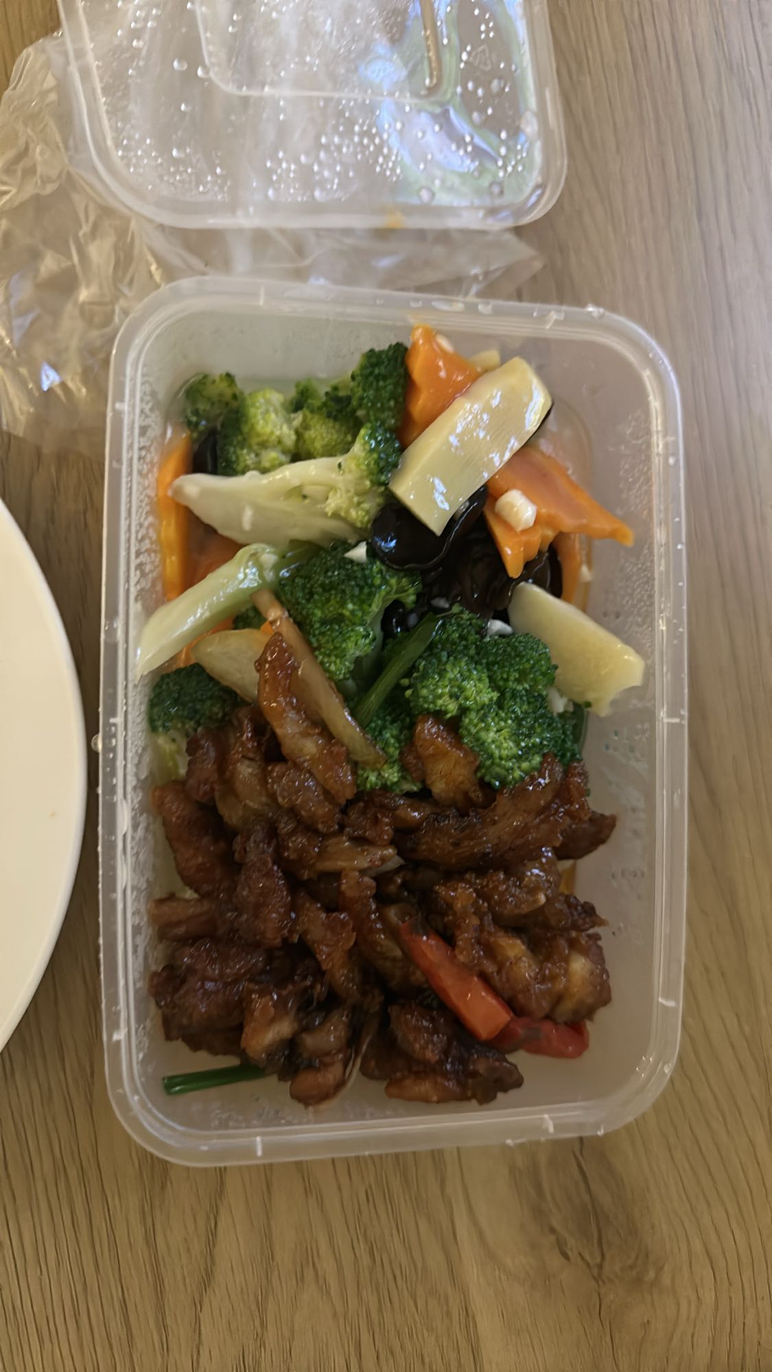 Poulet sauté au gingembre et légumes