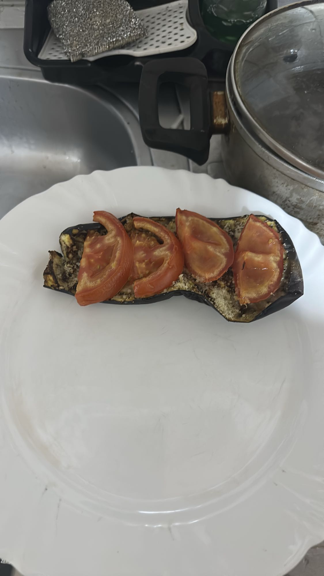 Berinjela com tomate e queijo ralado