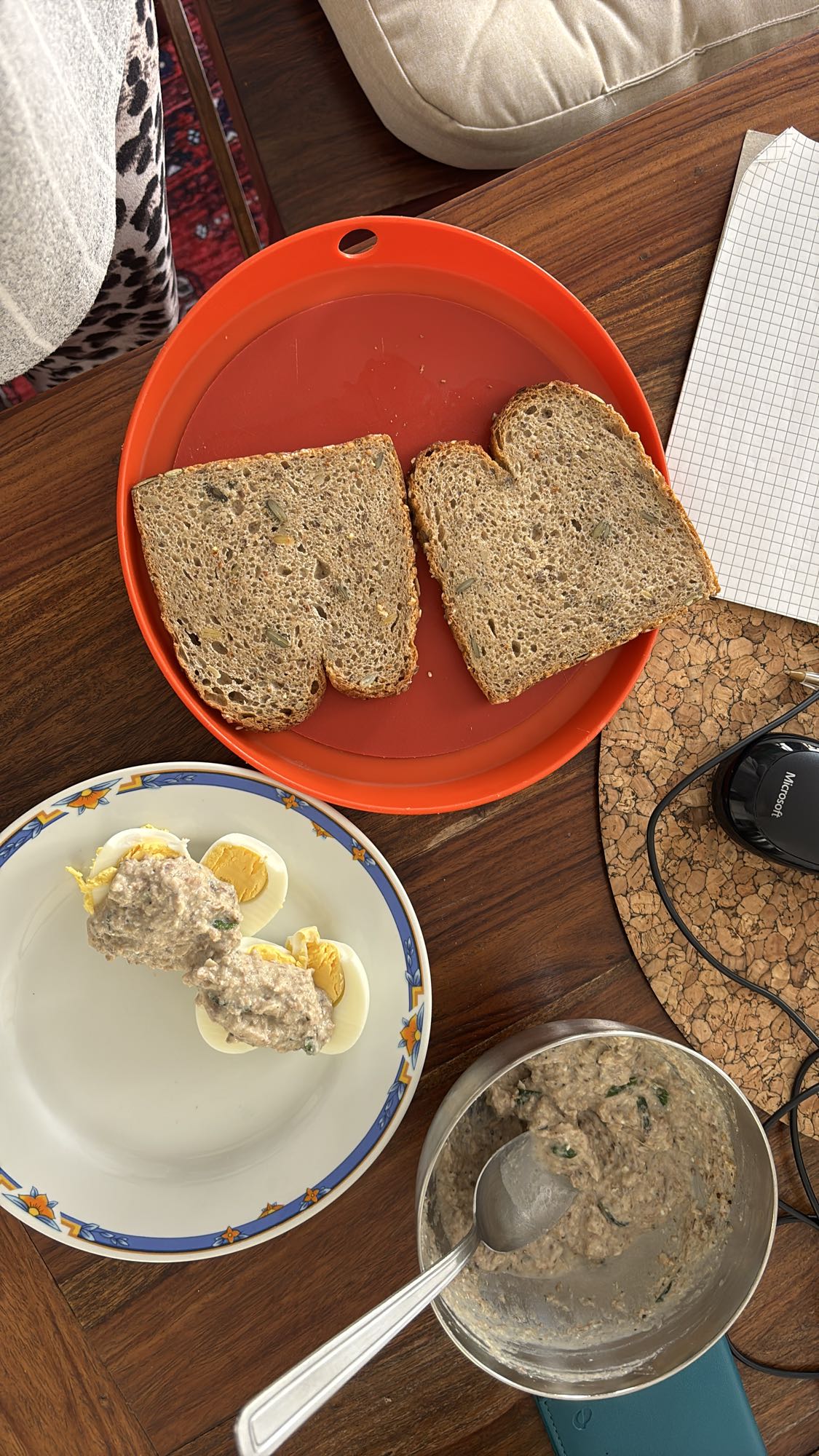 Tartines et oeufs farcis aux sardines
