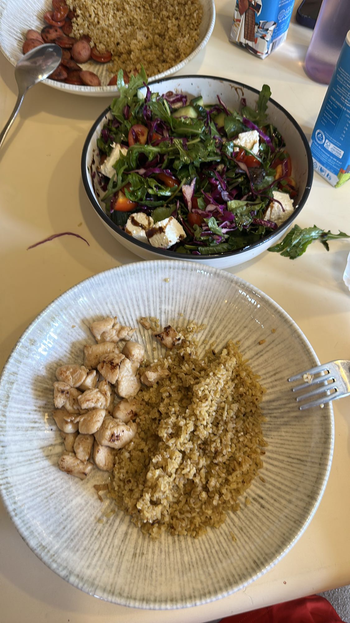 Pulë me quinoa dhe sallatë