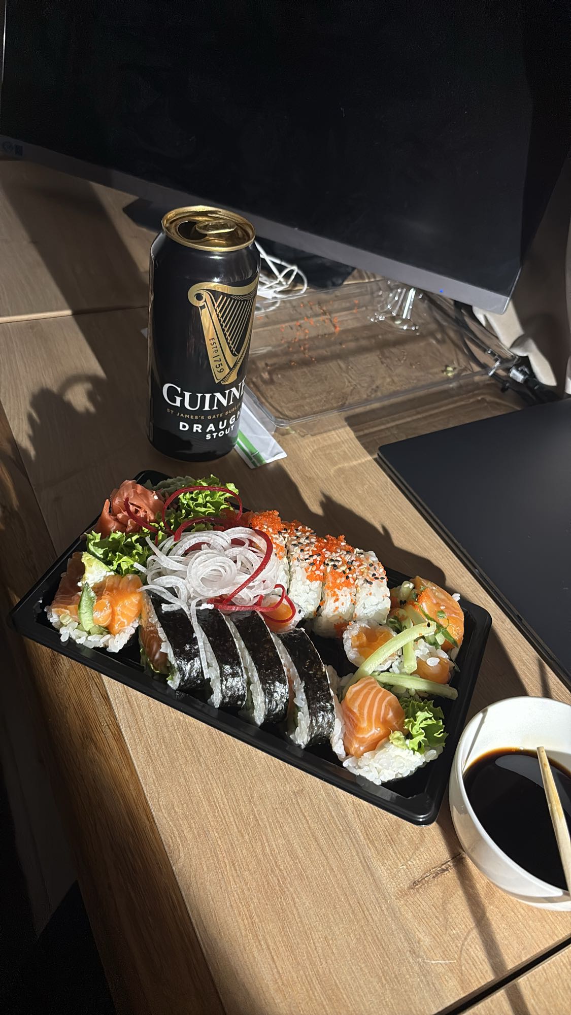 Zestaw sushi z piwem