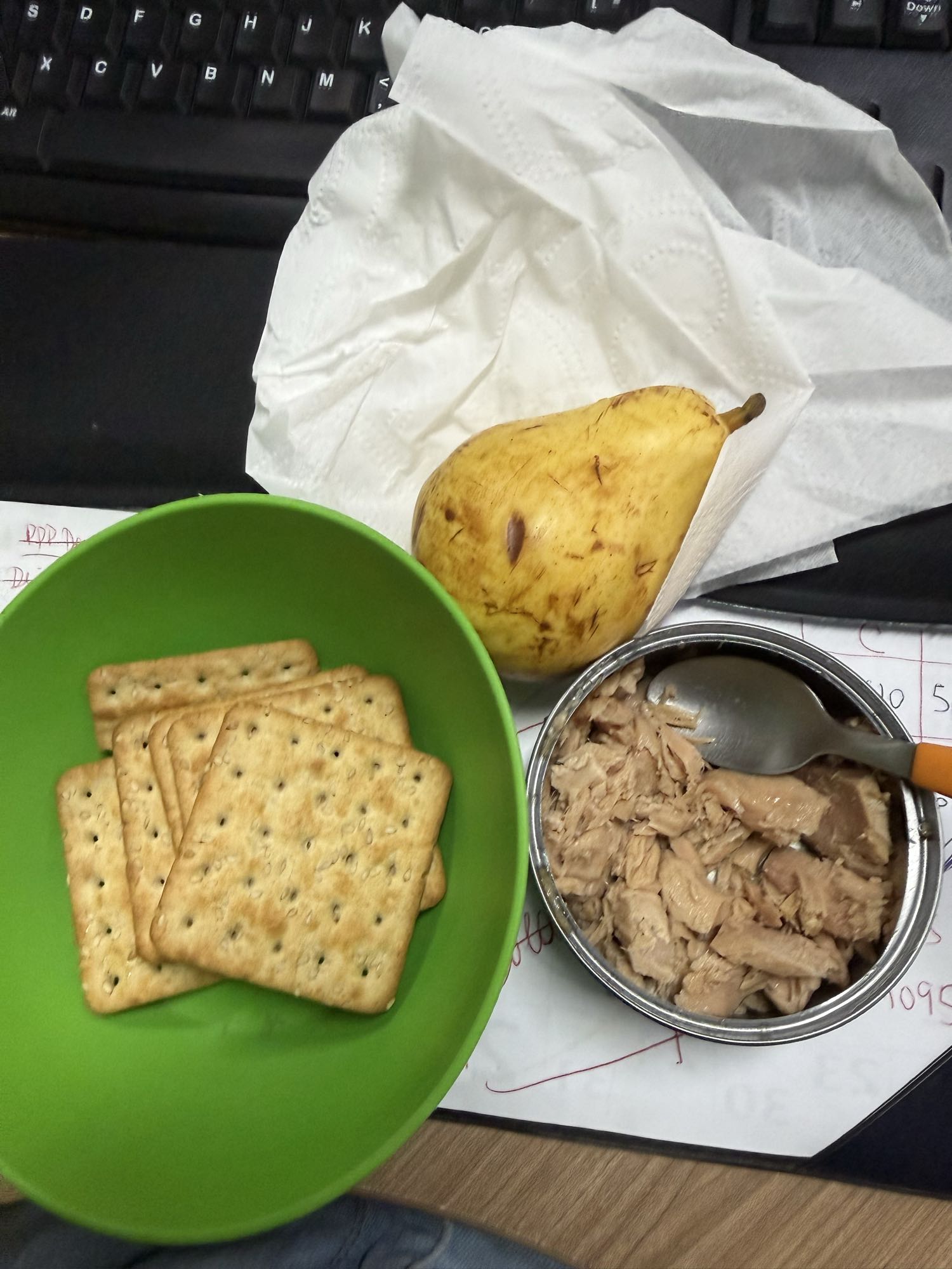 Atum com bolacha e pera