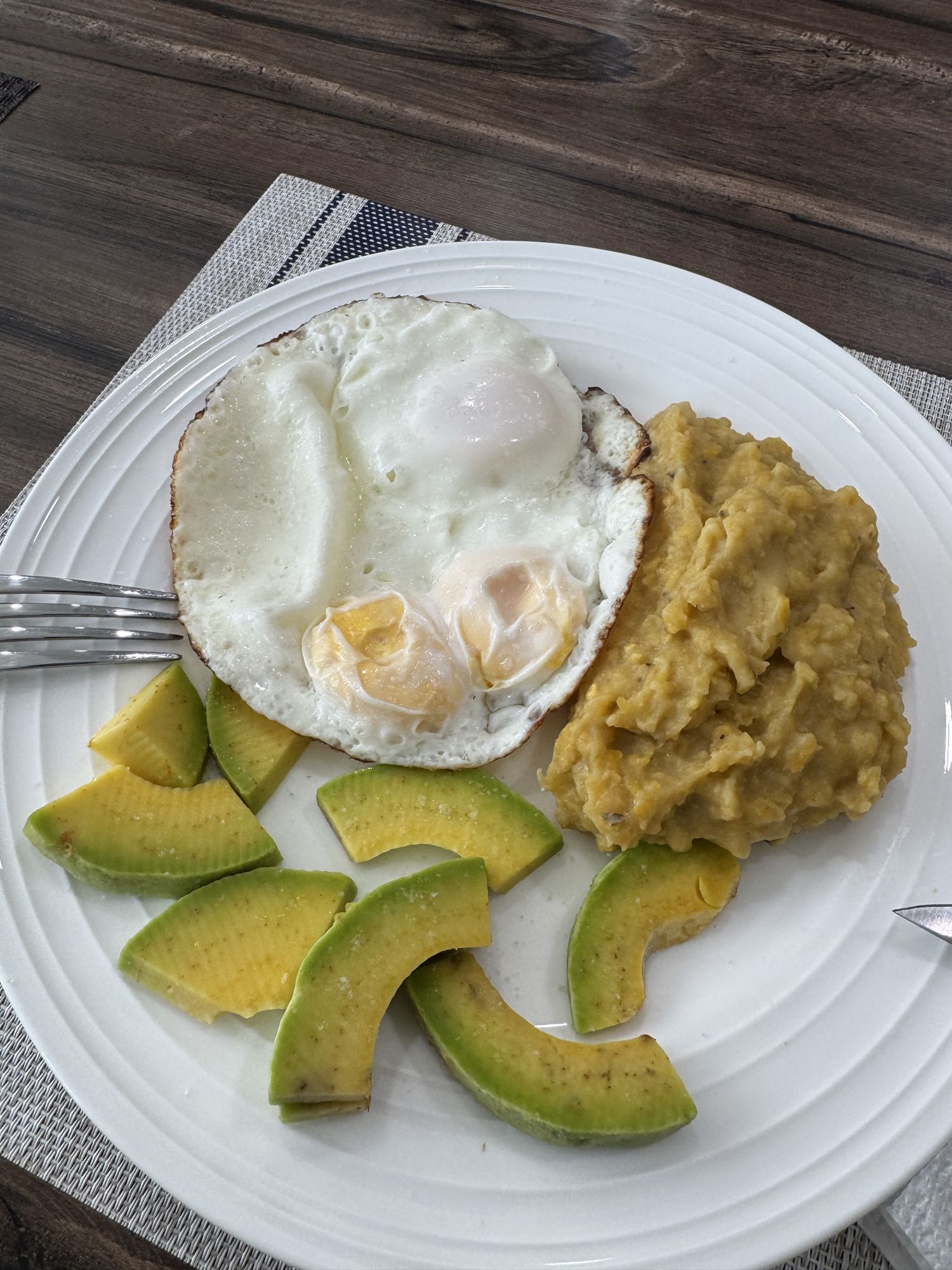 huevos con mangú y aguacate