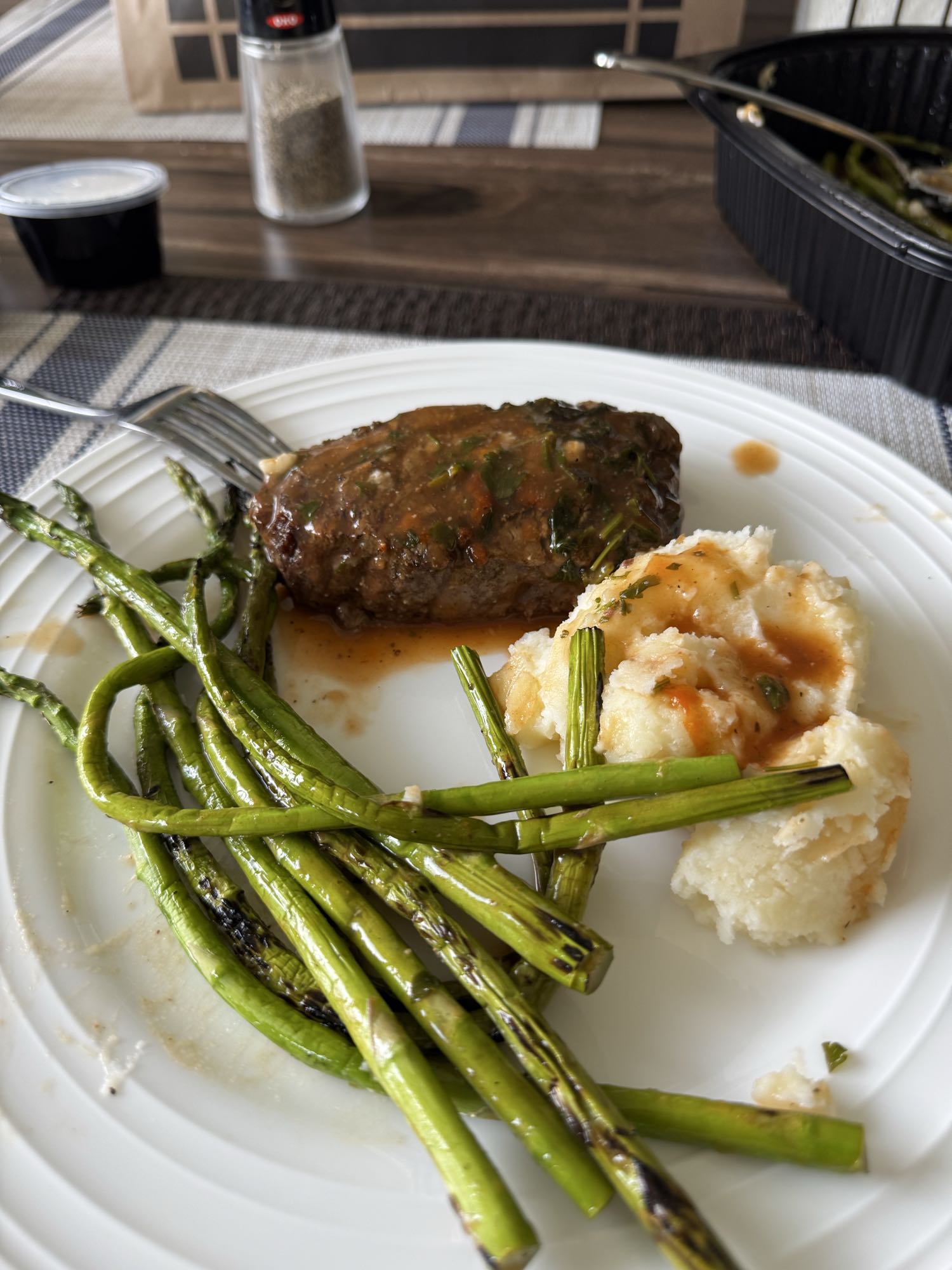 Filete con puré y espárragos