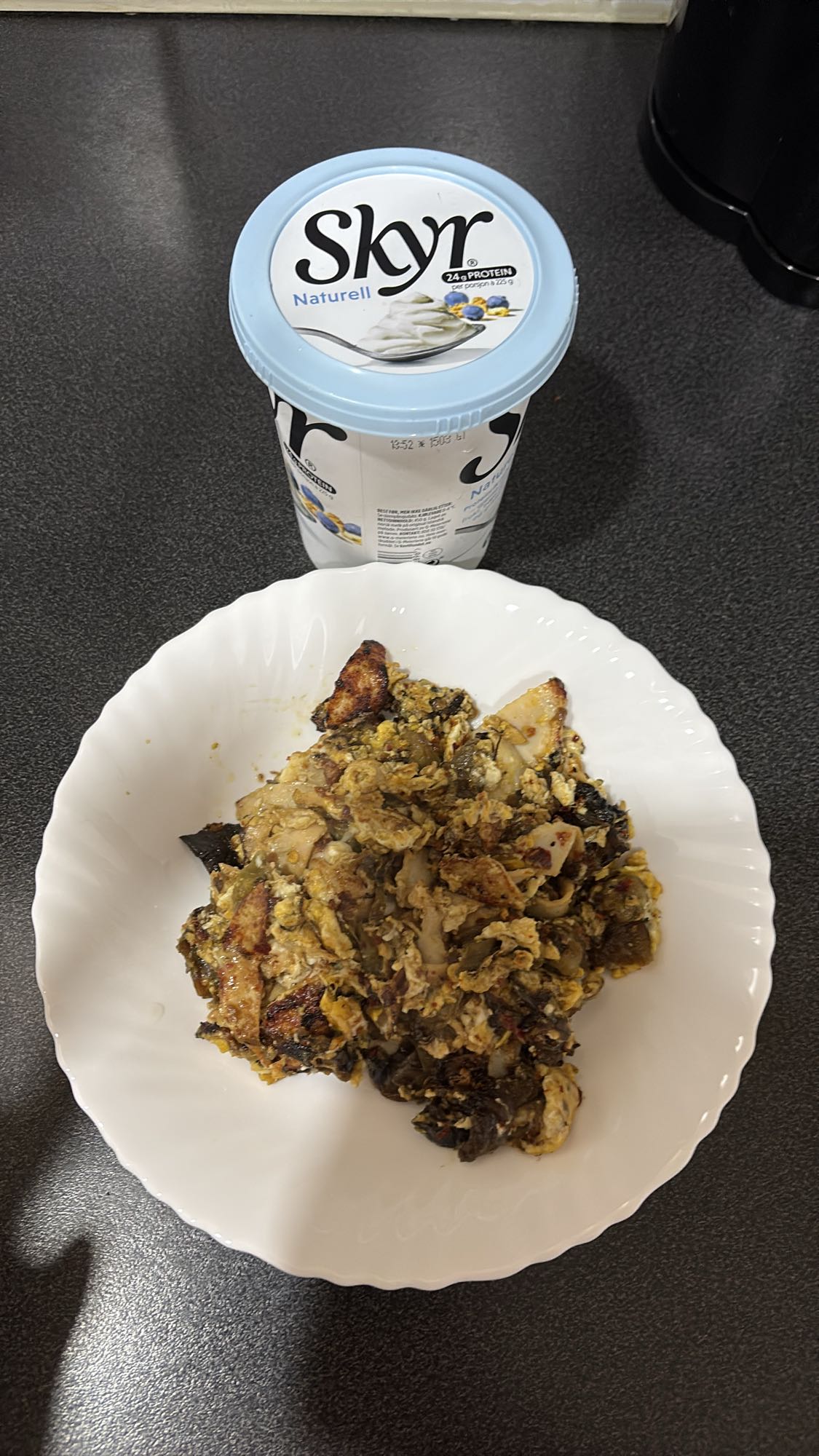 Eggerøre med kylling og skyr