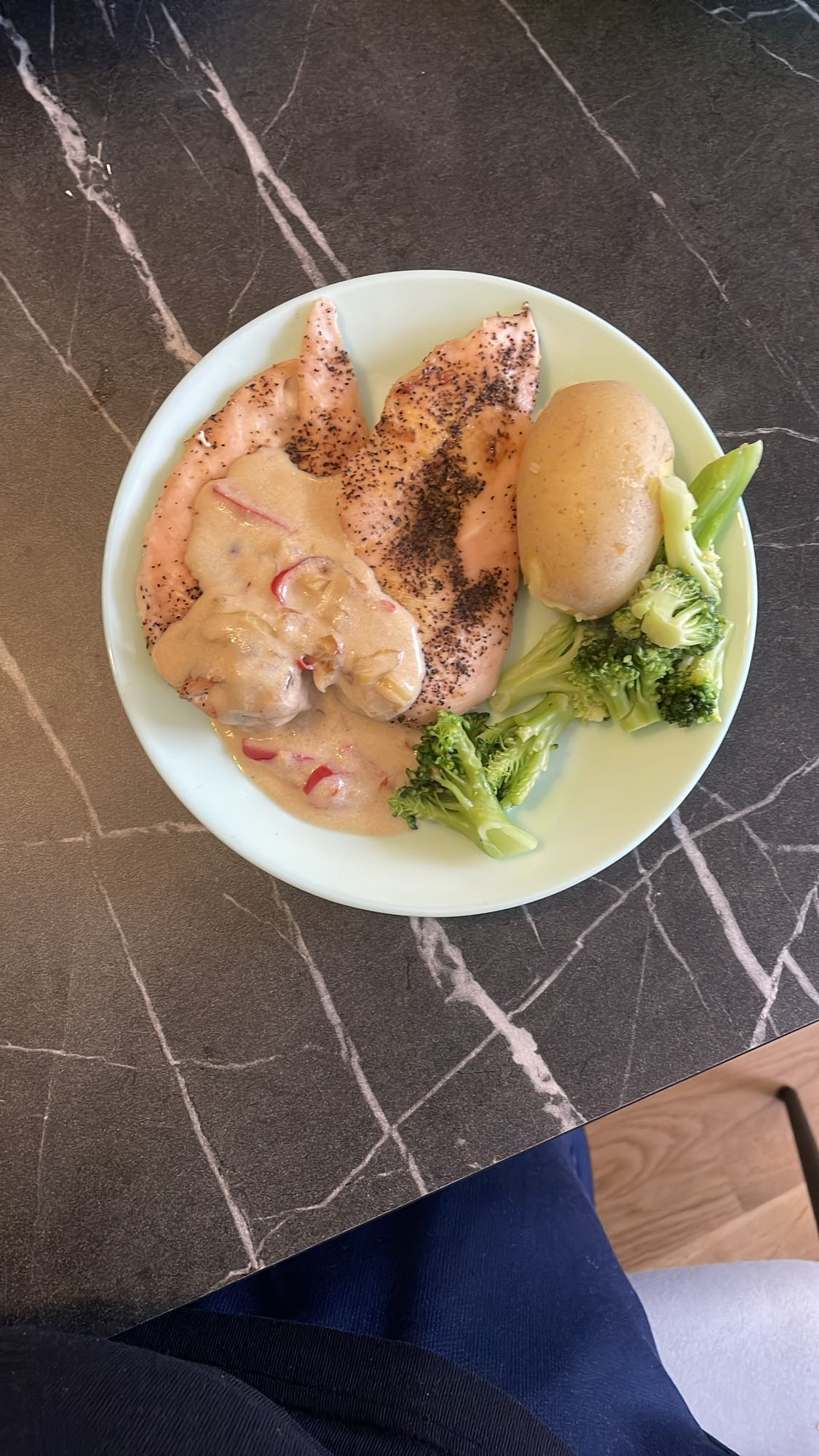 Ugnsstekt kycklingfilé med potatis, sås och broccoli