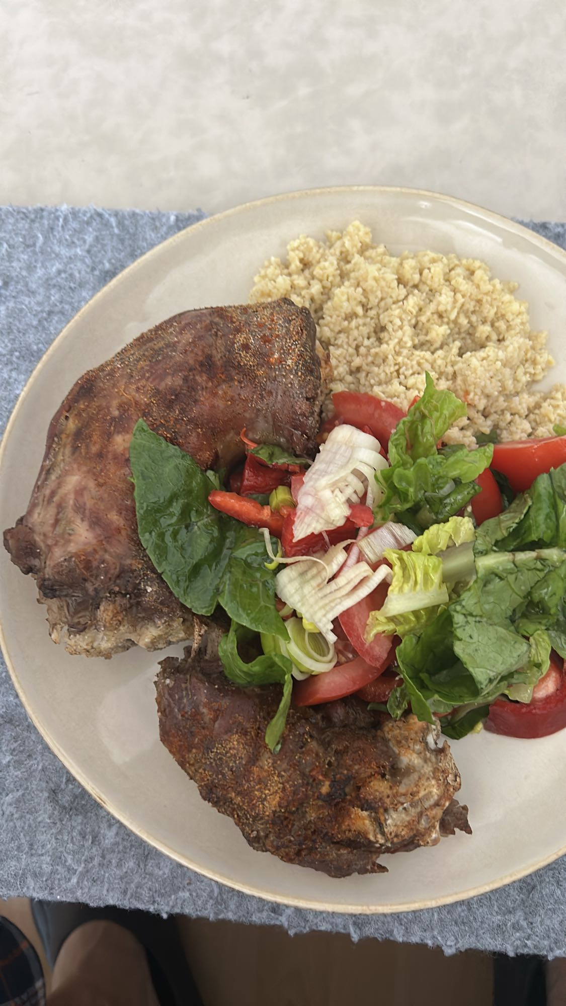 cerdo con cuscús y ensalada