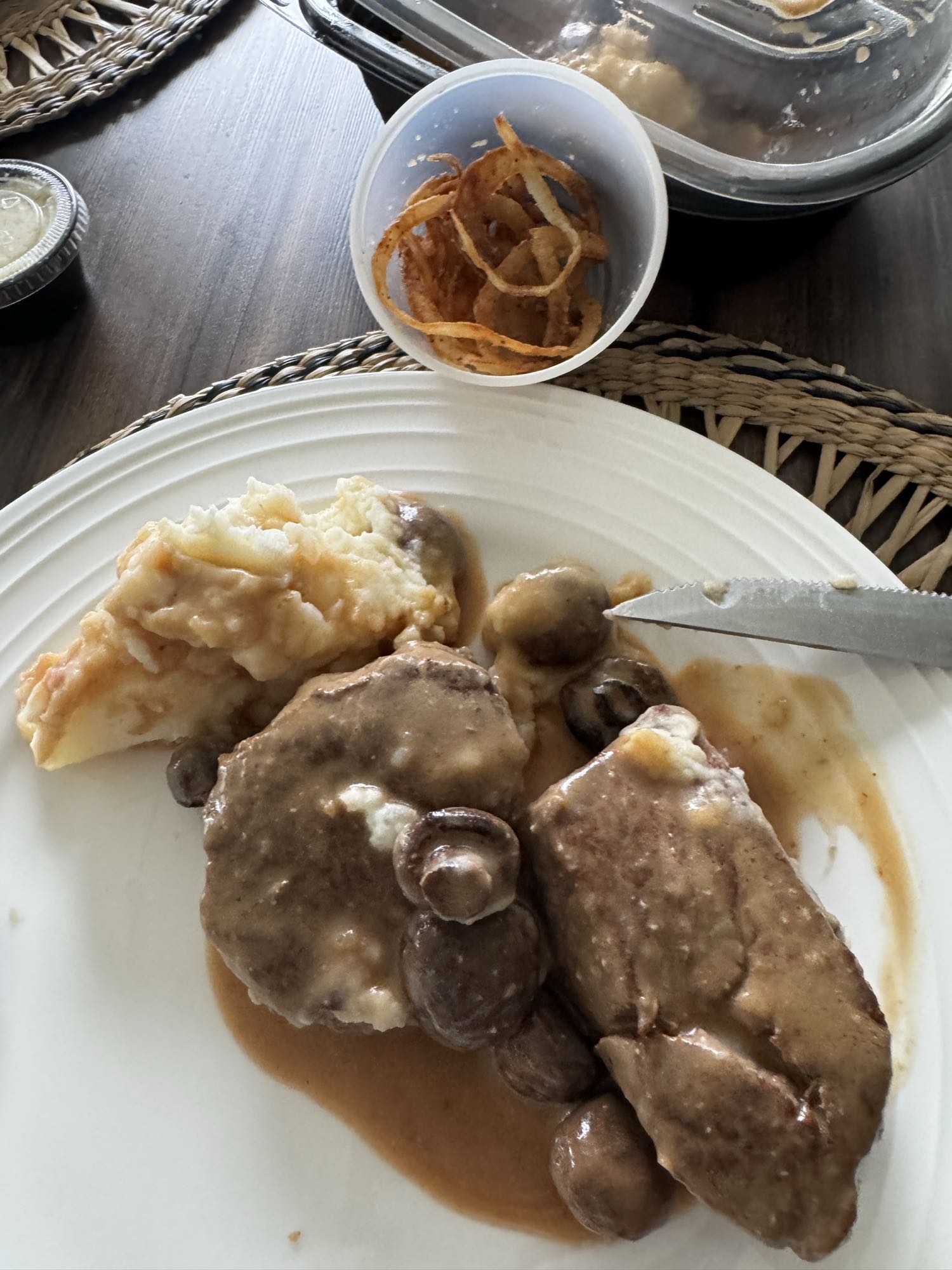 pollo con puré y champiñones