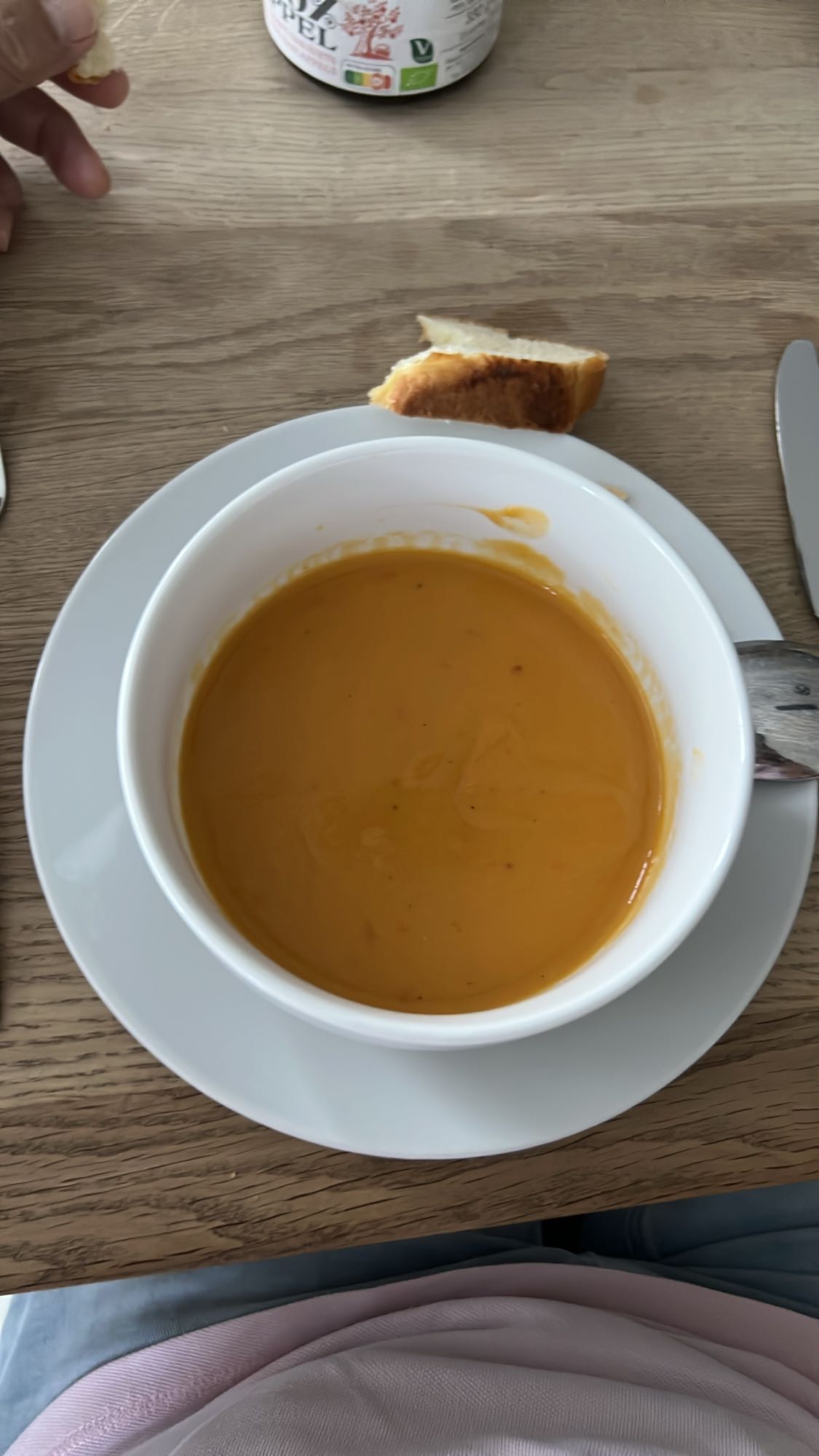 Rote Linsensuppe mit Brot