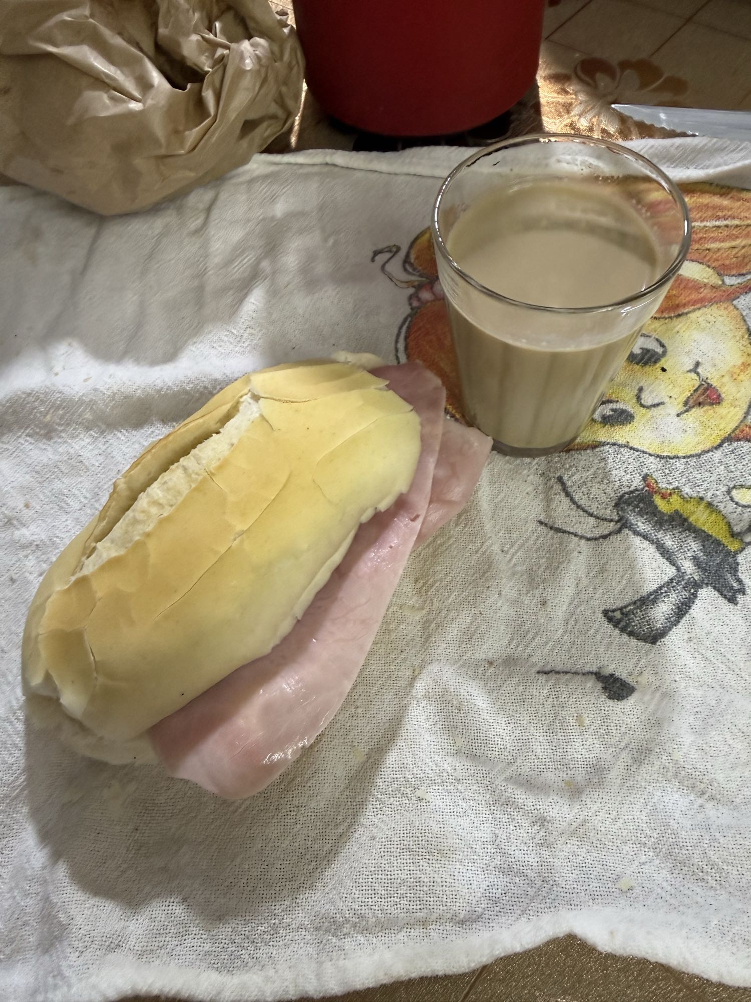 Pão com presunto e café