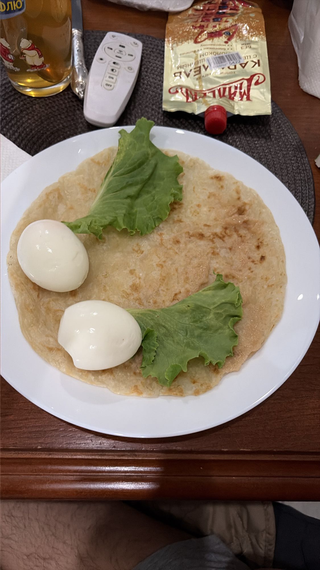 Лепешка с яйцами и икрой трески