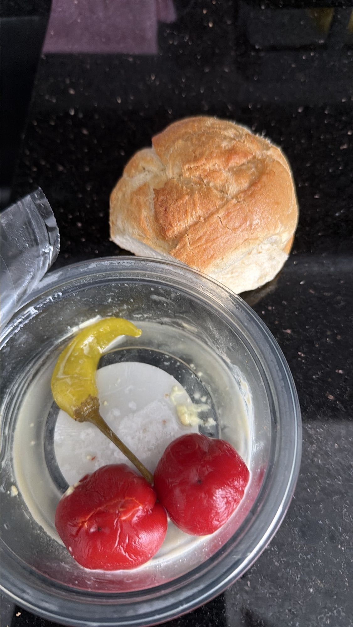 Brötchen mit Kirschen