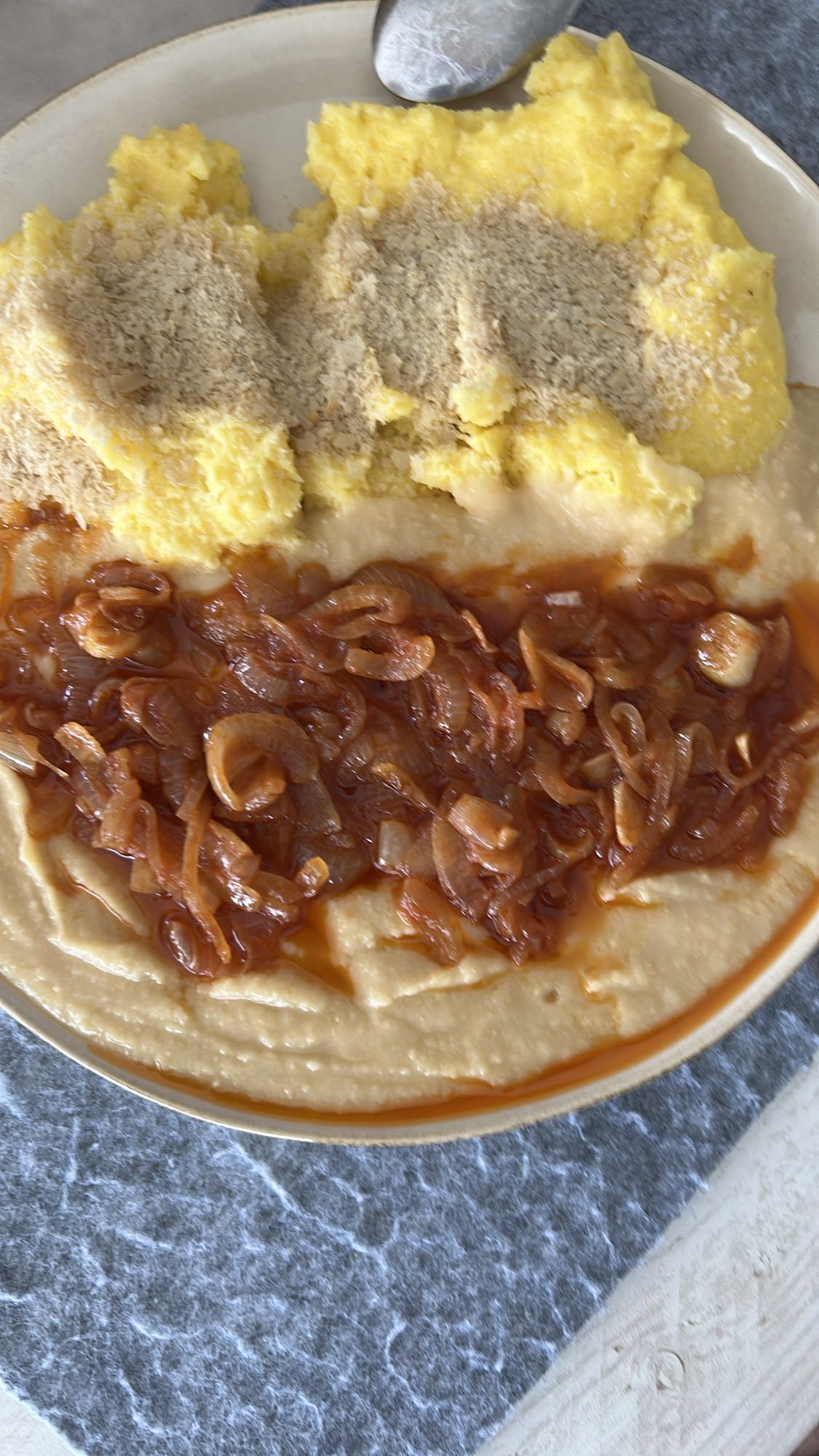 puré con huevos y cebolla