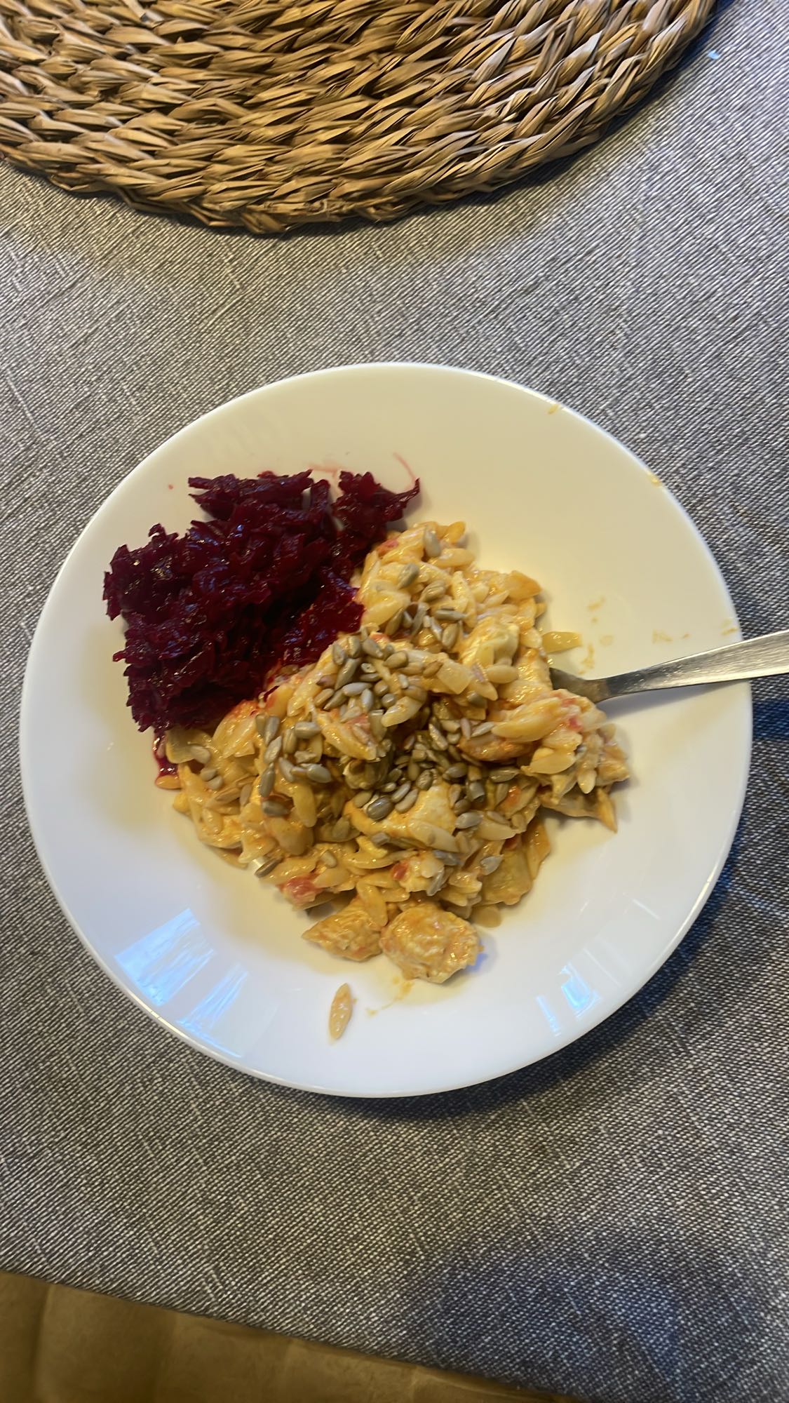 Makaron orzo z kurczakiem, cukinią, pomidorami i śmietaną