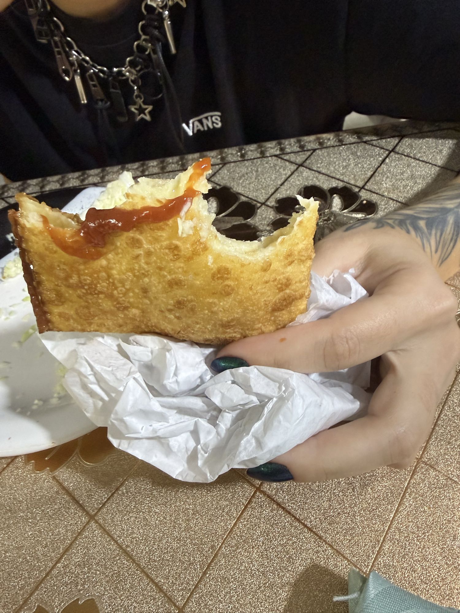 pastel frito com molho