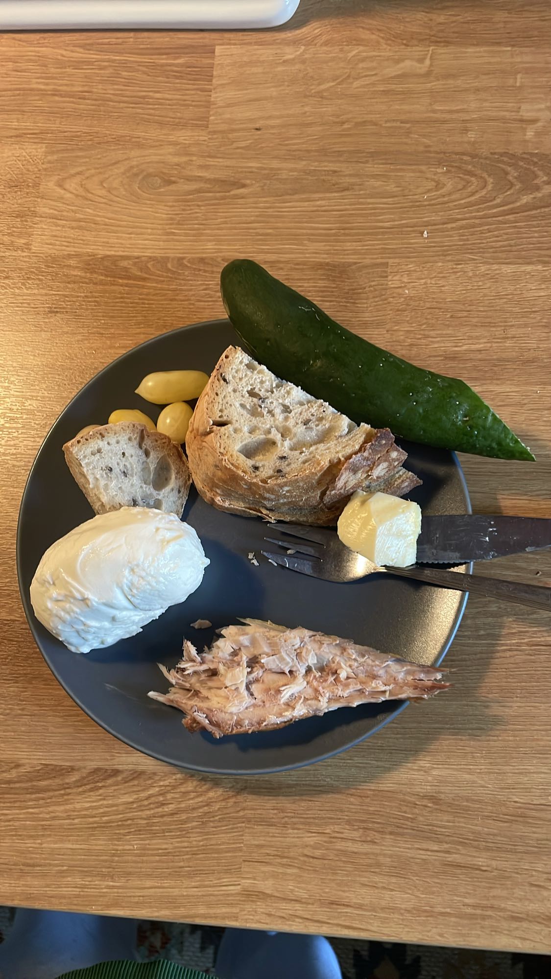 Talerz z makrelą, mozzarellą i chlebem orkiszowym
