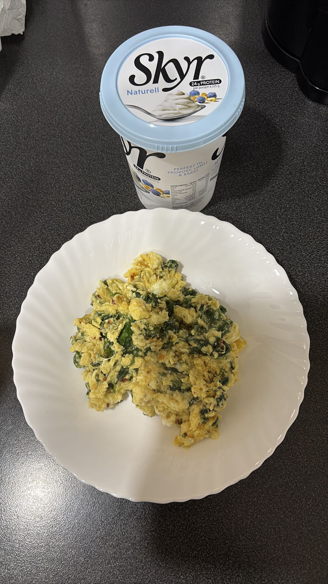 Eggerøre med spinat og skyr